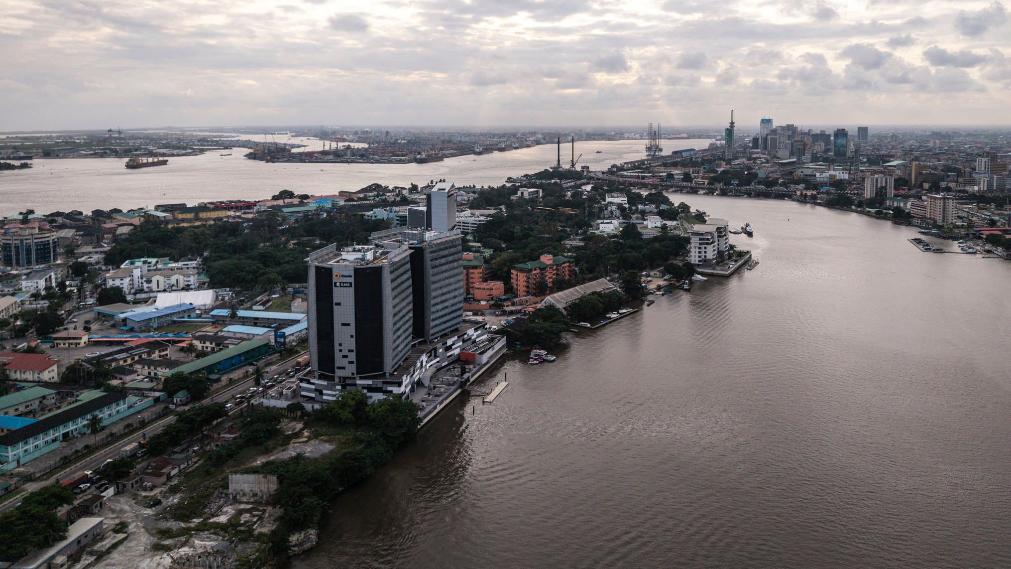 d1e00ek4ebabms.cloudfront.net image