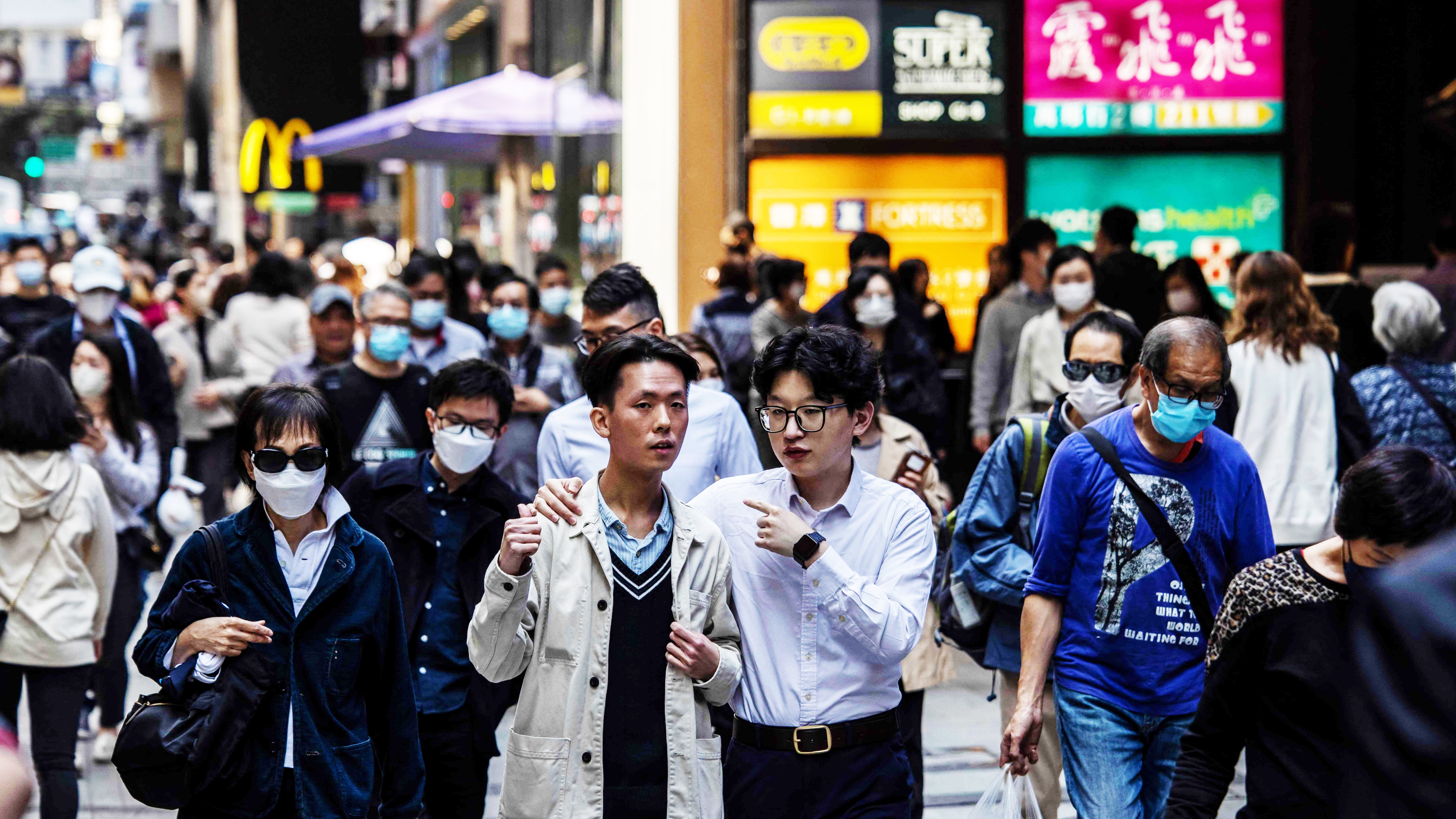 Bevidst inerti deltager An addiction': masks come off slowly in Hong Kong as habit outlasts Covid |  Financial Times