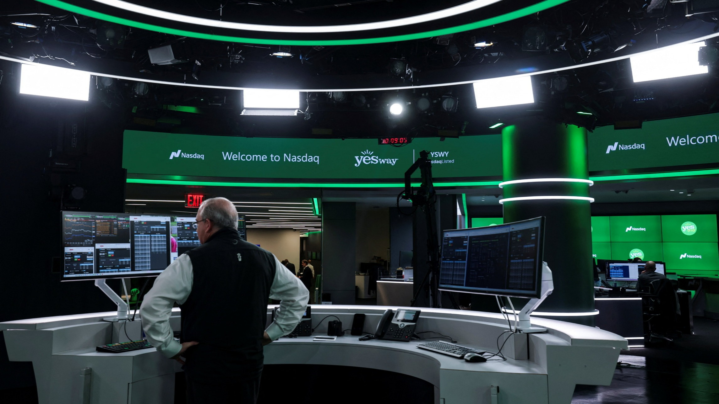 d1e00ek4ebabms.cloudfront.net image