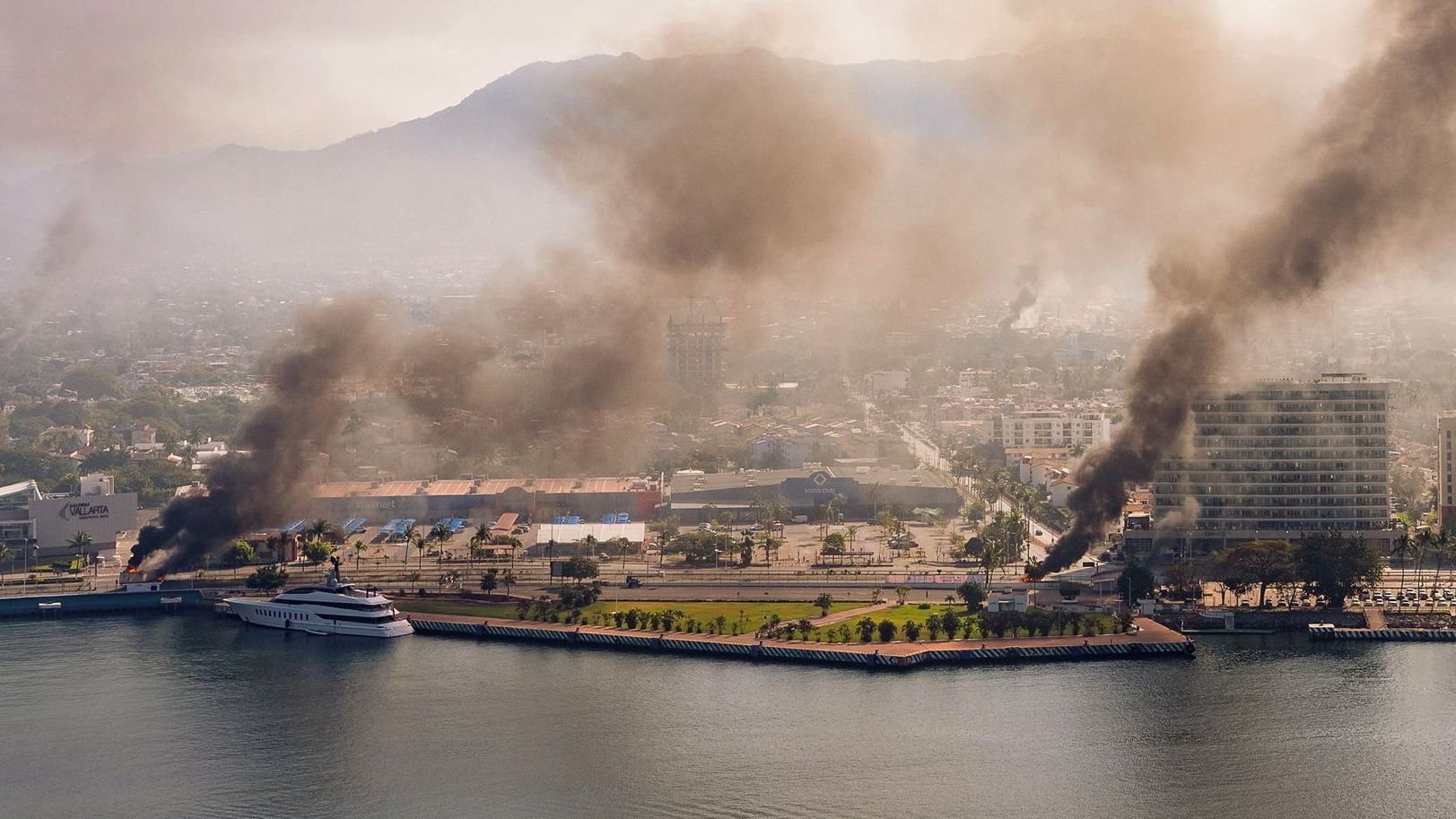 d1e00ek4ebabms.cloudfront.net image