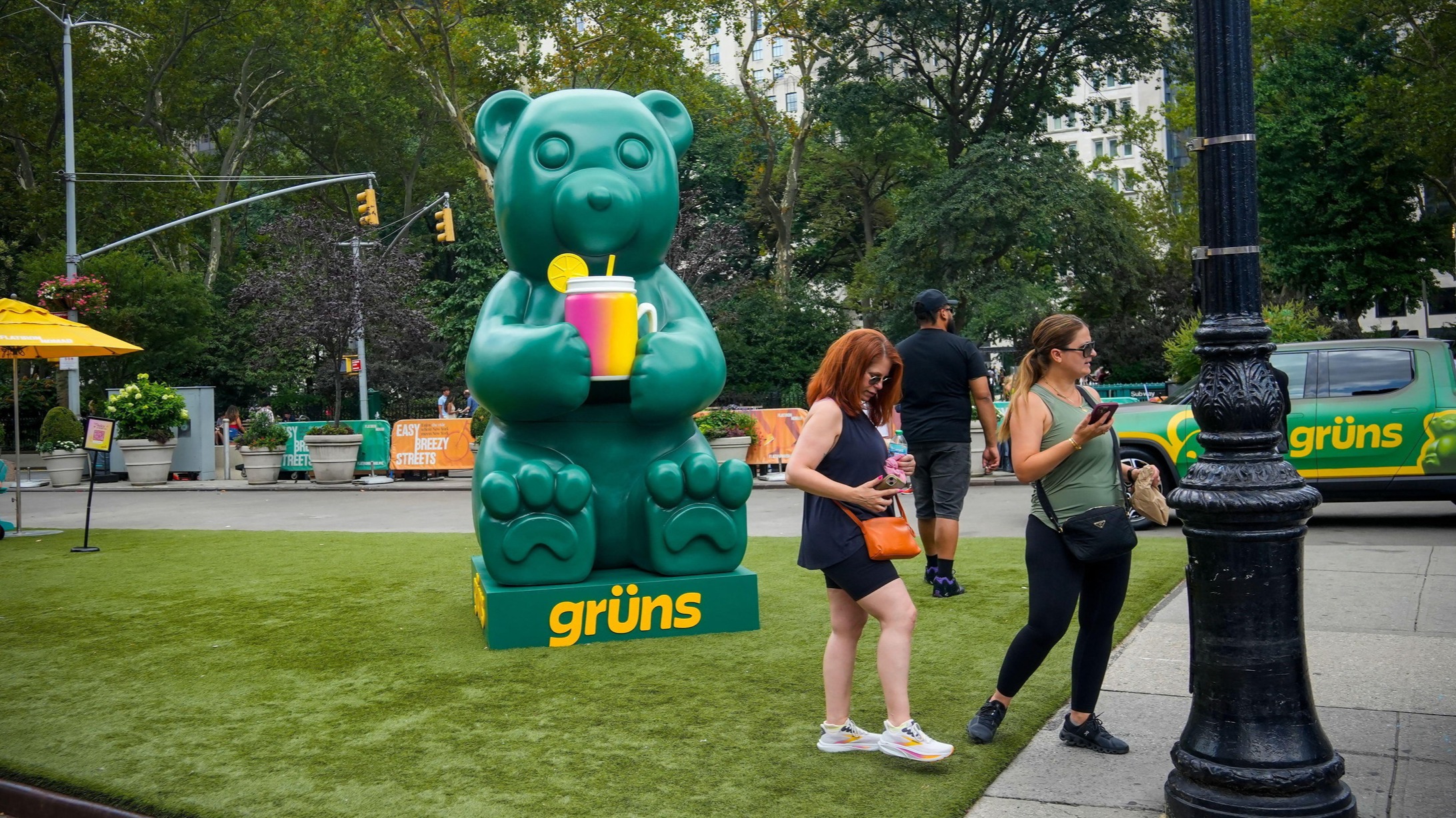 d1e00ek4ebabms.cloudfront.net image