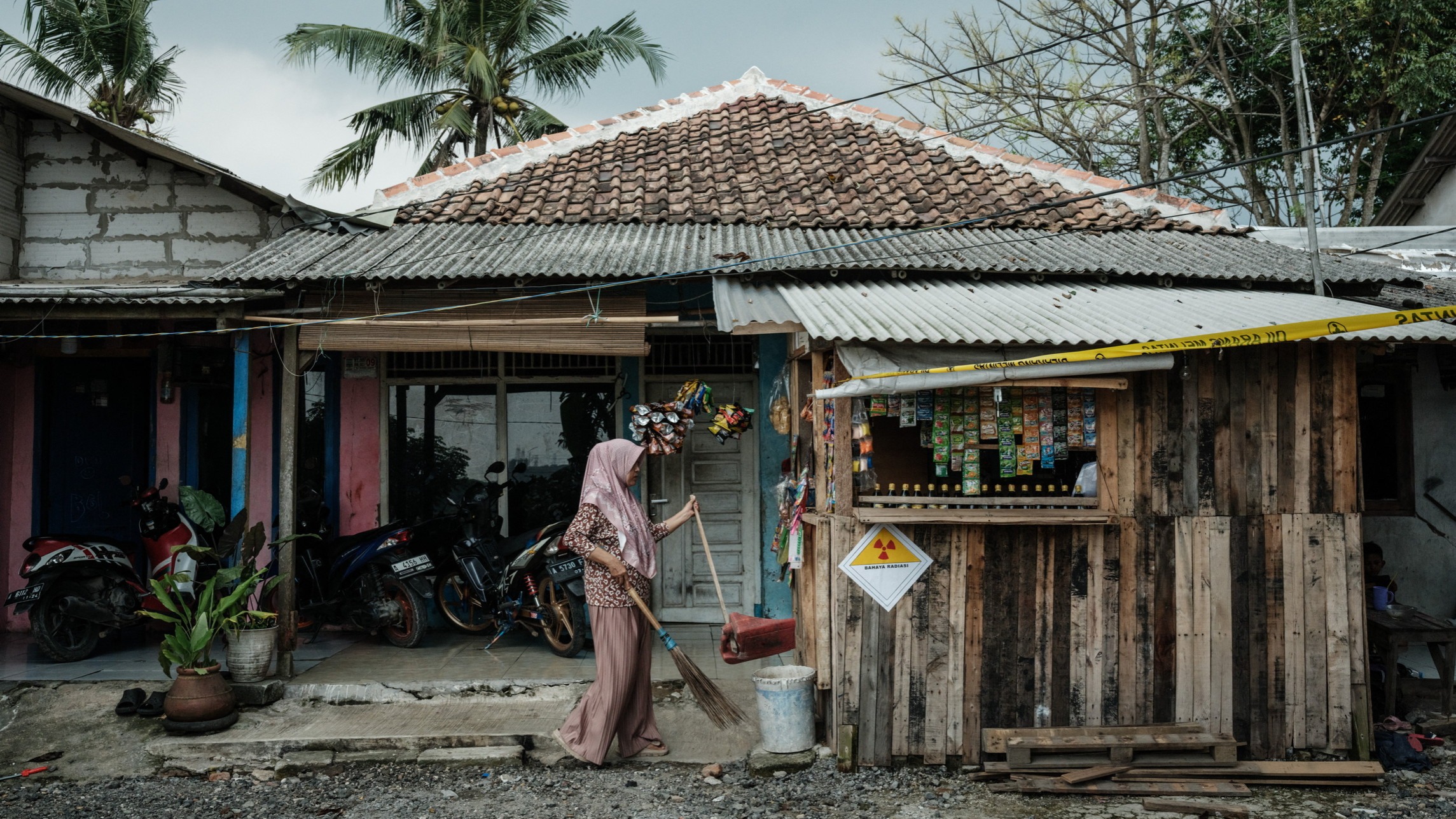 d1e00ek4ebabms.cloudfront.net image