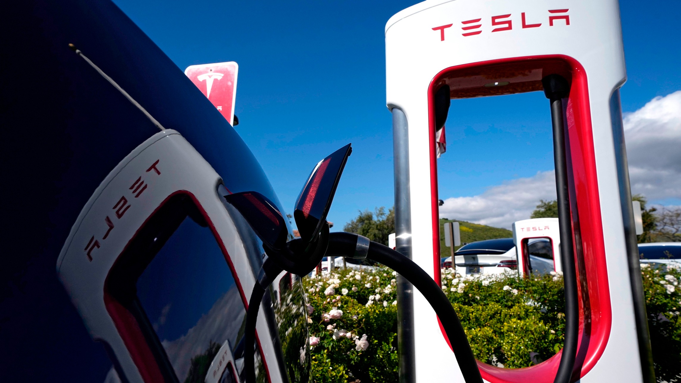 Tesla to open its fast-charging stations to Ford drivers | Financial Times