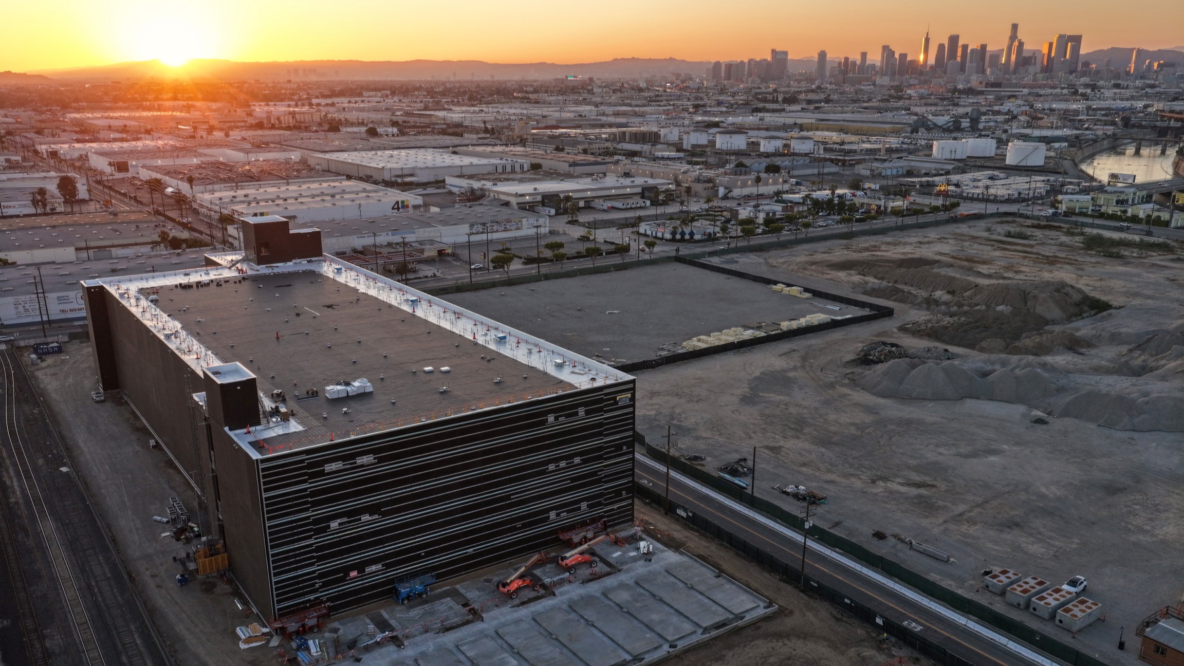 d1e00ek4ebabms.cloudfront.net image