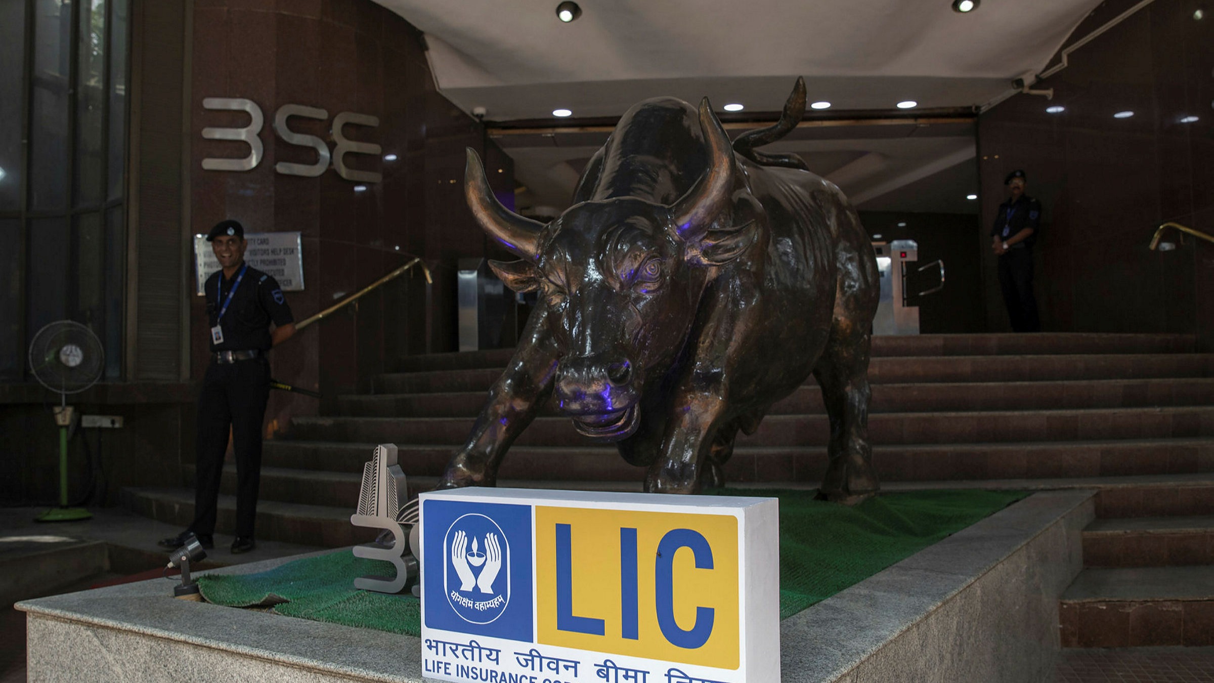 ft.com - LIC/India: biggest ever listing marks IPO peak