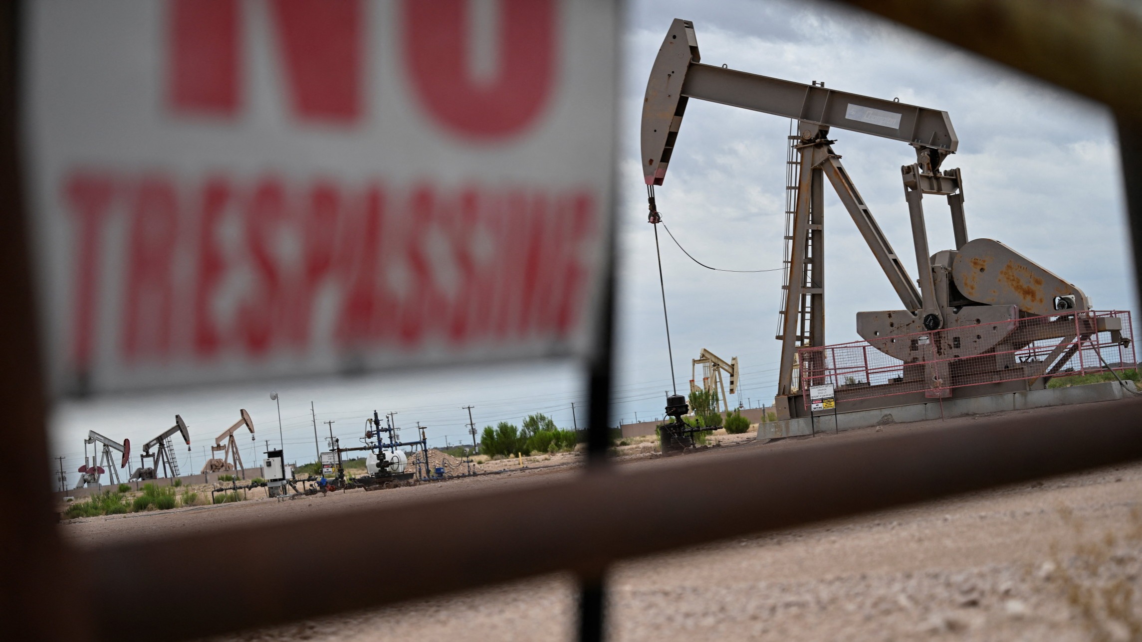 d1e00ek4ebabms.cloudfront.net image