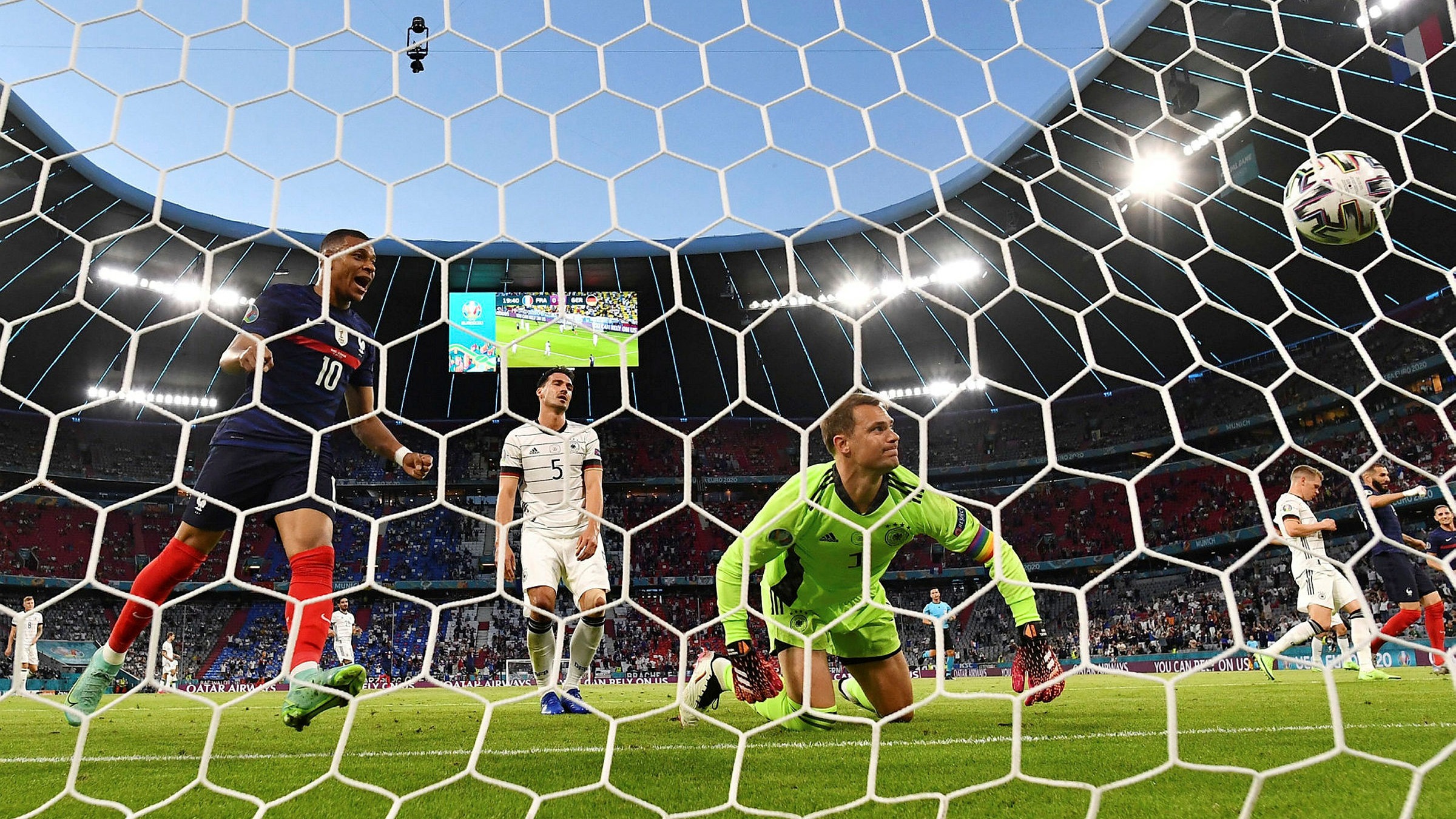 Pháp chiếu dấu với chiến thắng mở màn: Hãy cùng xem những khoảnh khắc vô cùng kịch tính và đầy cảm xúc trong trận đấu đầu tiên của đội tuyển Pháp tại giải bóng đá lớn. Chiến thắng nghẹt thở của đội tuyển Pháp sẽ khiến bạn không thể rời mắt khỏi màn hình và cảm nhận được tình yêu và niềm đam mê bóng đá.