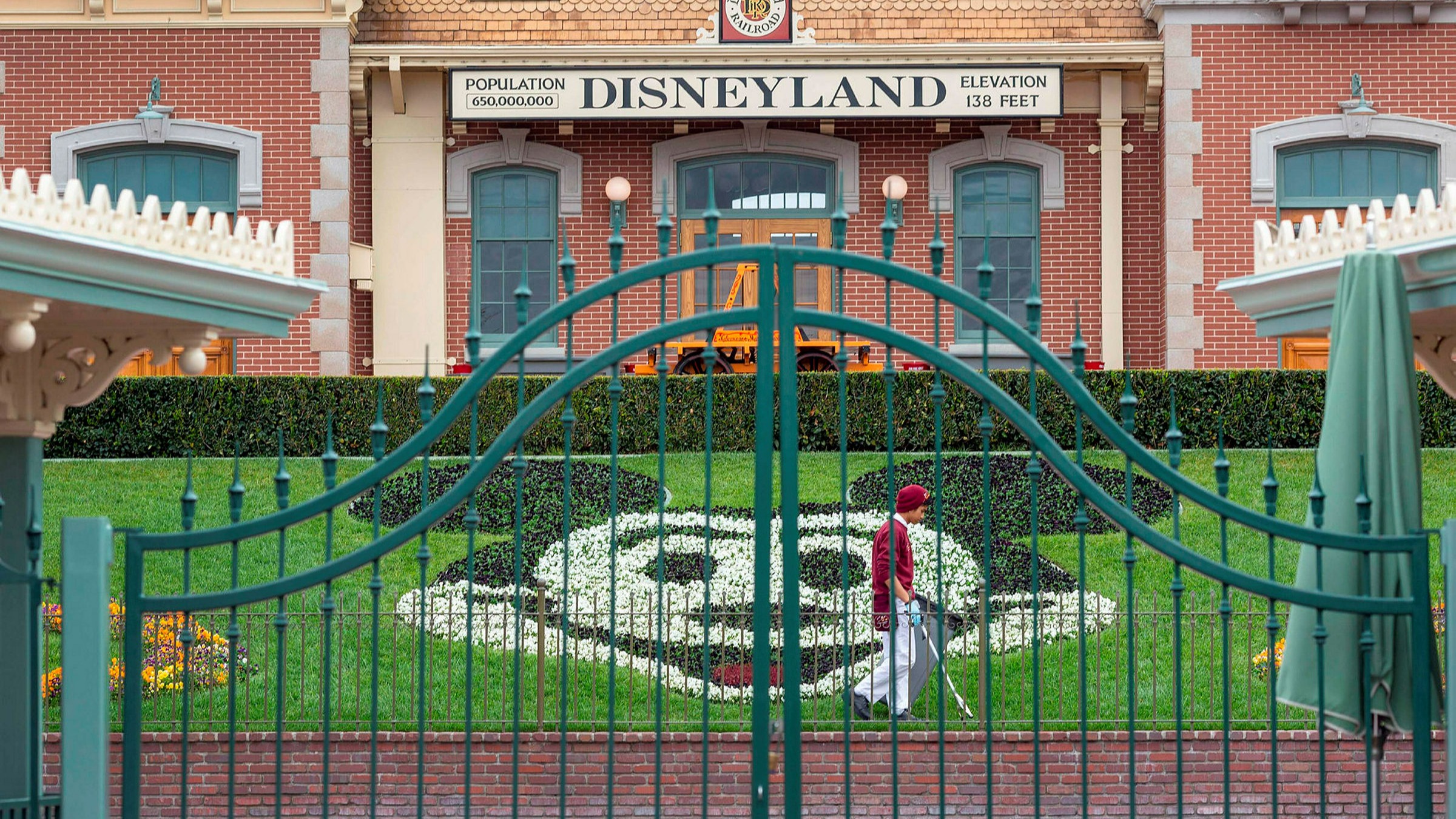 Disney Stops Paying 100 000 Workers To Save 500m A Month Financial Times