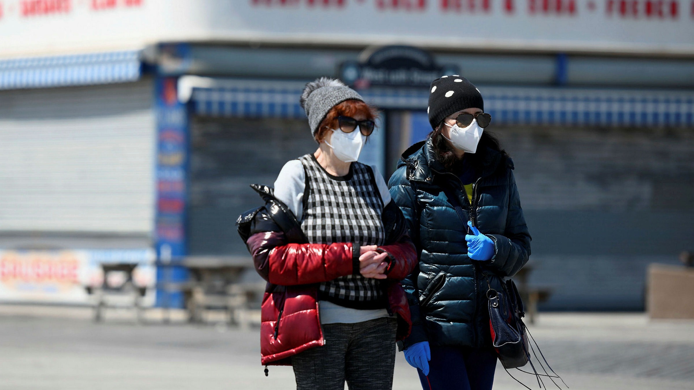New York people to wear masks in places |