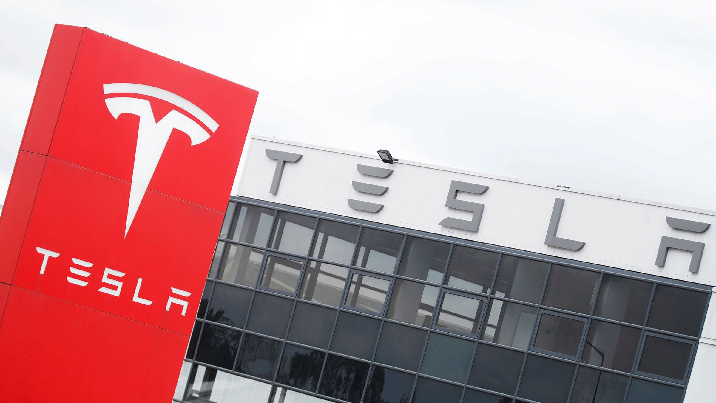 Tesla set to pay for chips in advance in bid to overcome shortage |  Financial Times