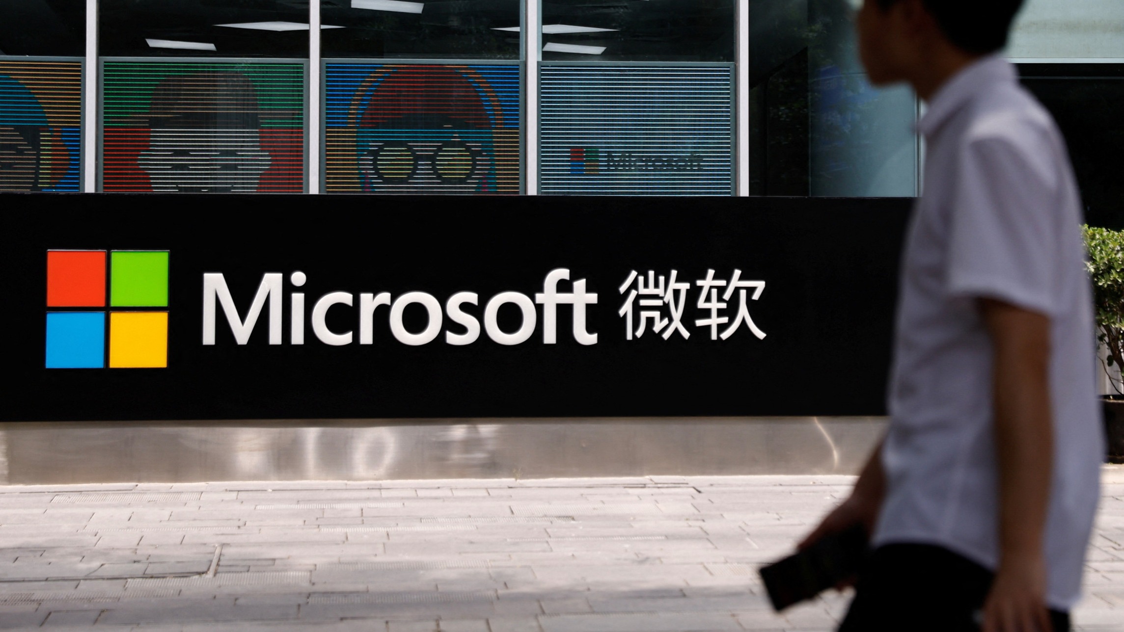 ft.com - Ryan McMorrow - Microsoft moving some top AI experts from China to new lab in Canada