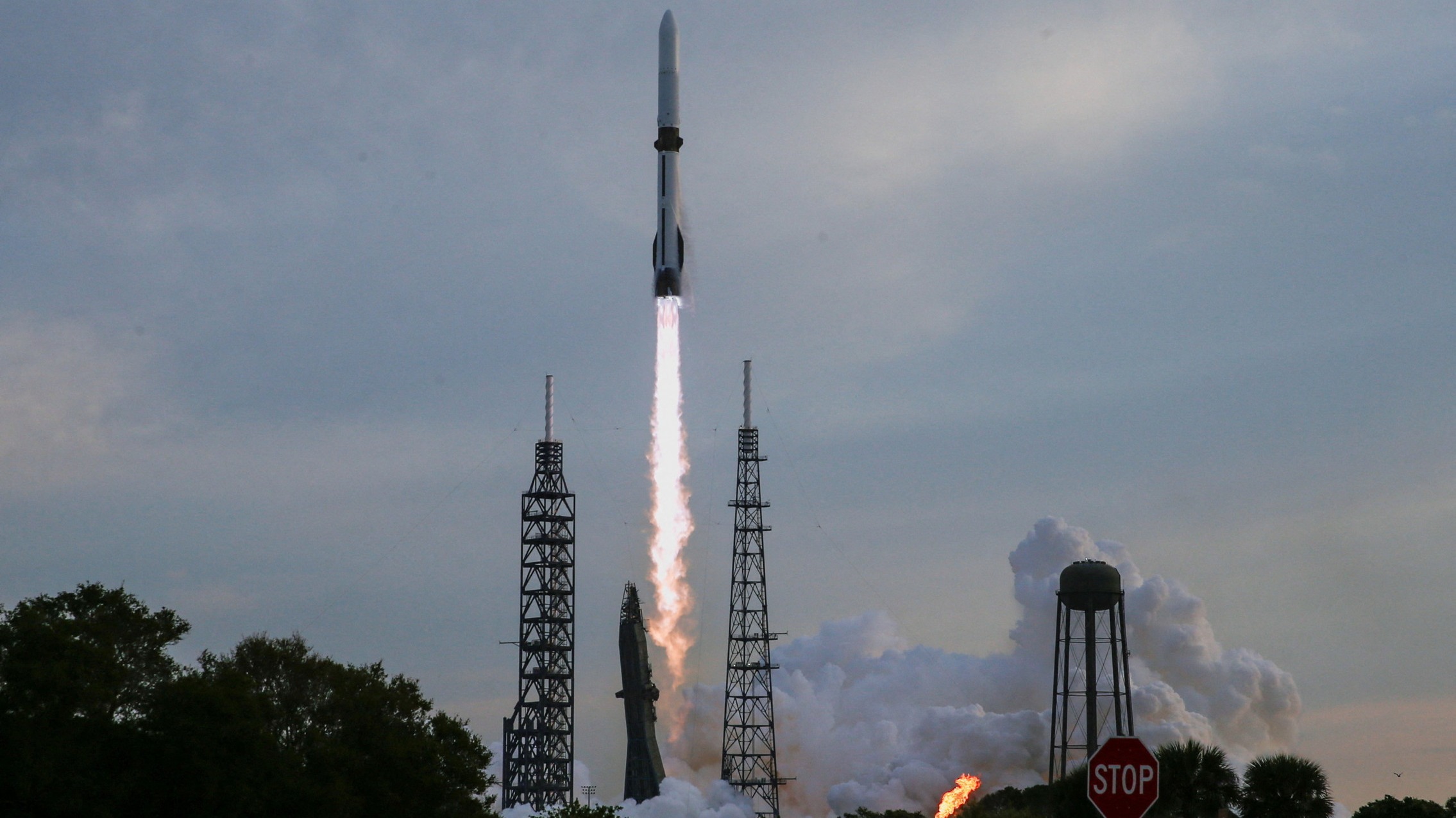 d1e00ek4ebabms.cloudfront.net image