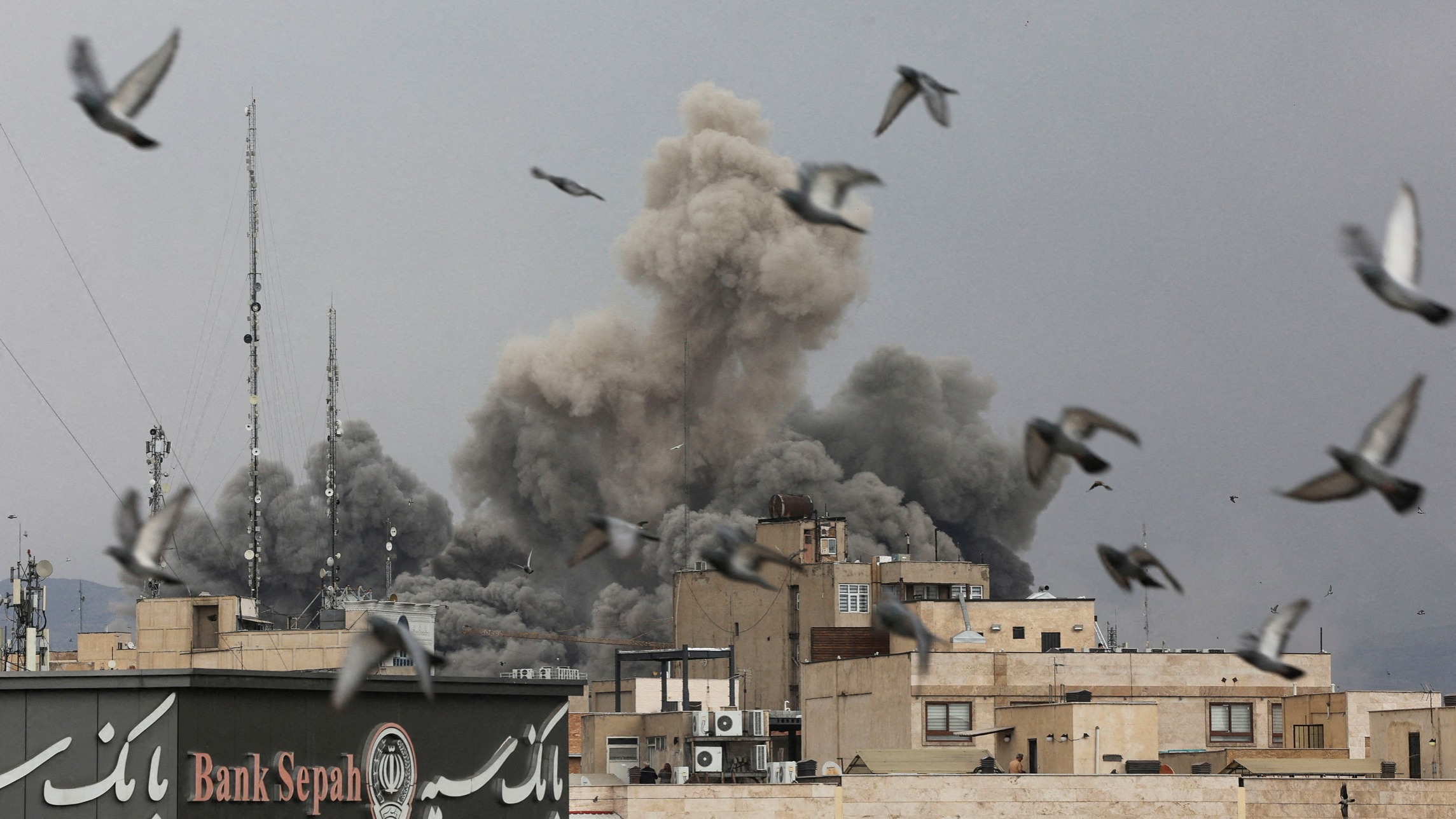 d1e00ek4ebabms.cloudfront.net image