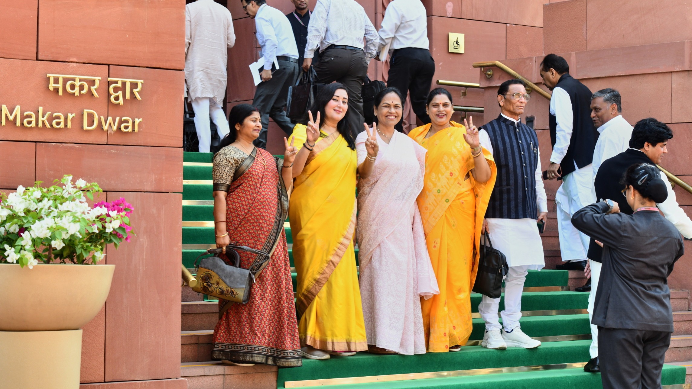 d1e00ek4ebabms.cloudfront.net image