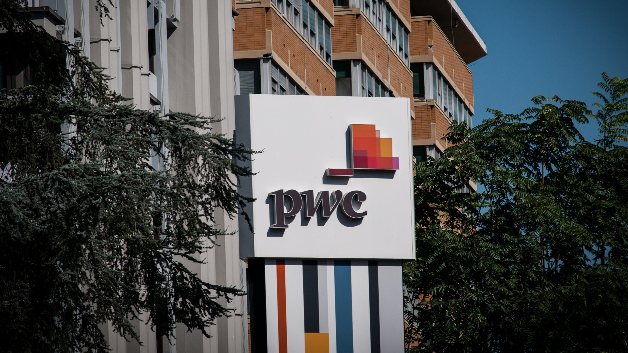 PwC sees opportunity to poach staff during EY split | Financial Times