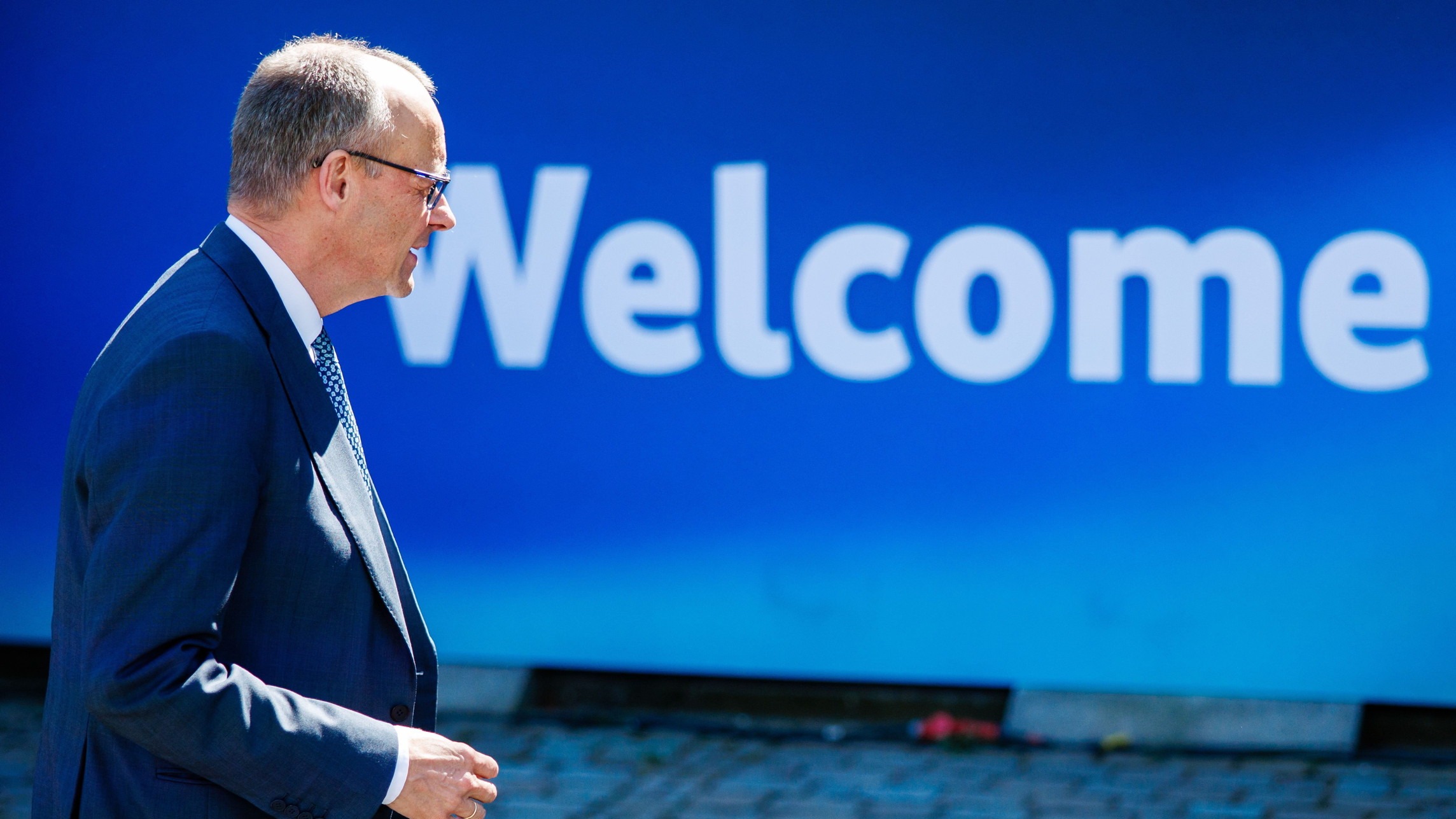 d1e00ek4ebabms.cloudfront.net image