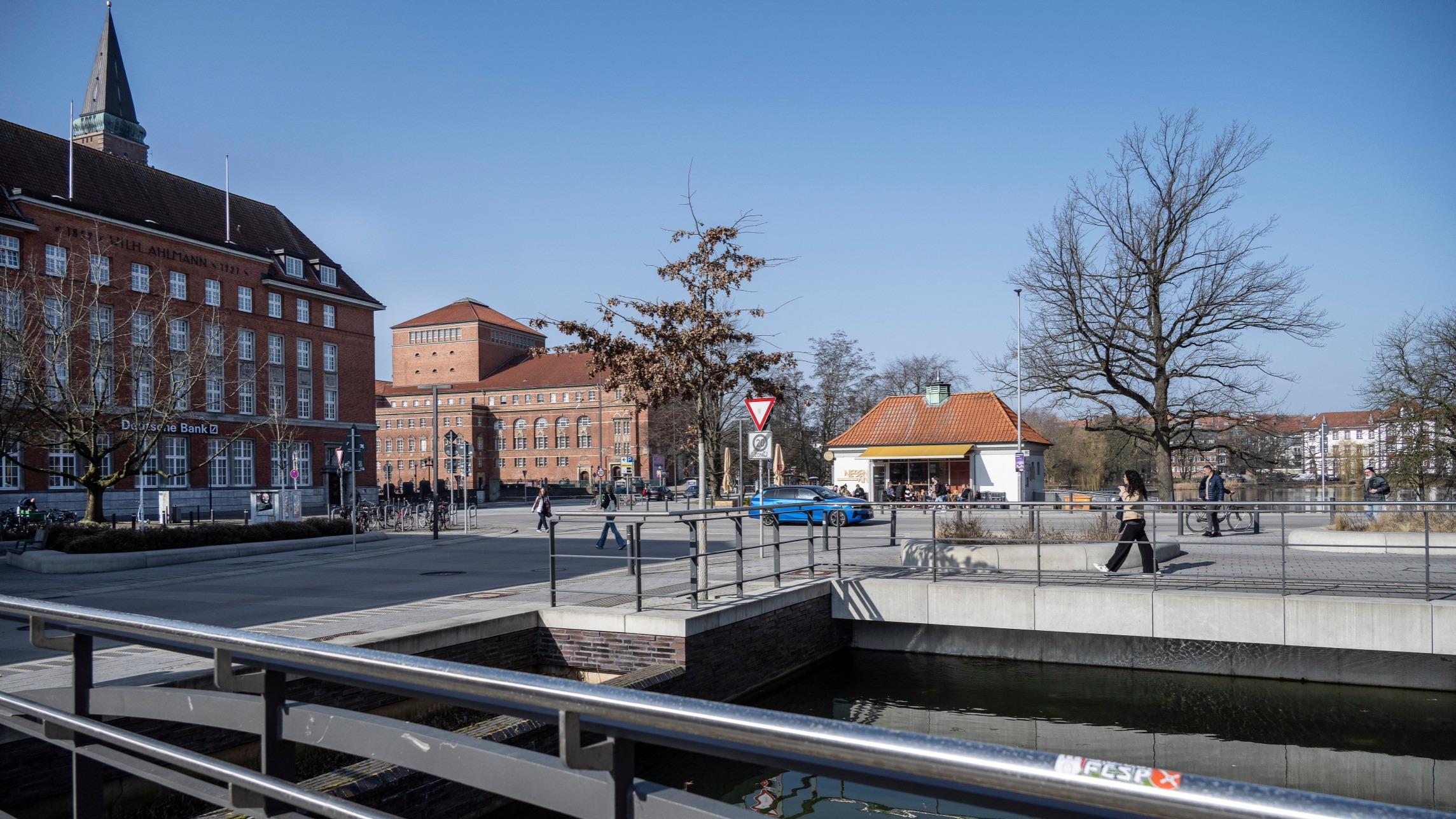 d1e00ek4ebabms.cloudfront.net image