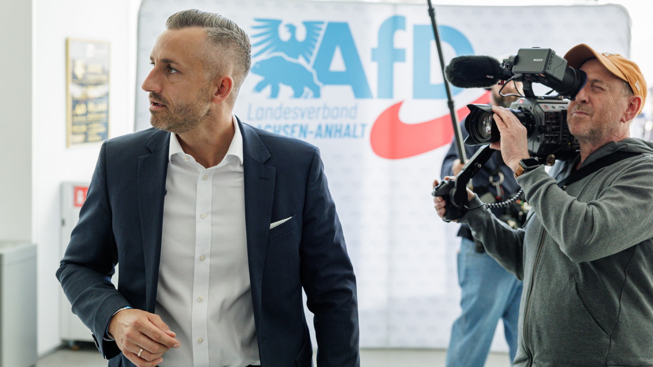 d1e00ek4ebabms.cloudfront.net image