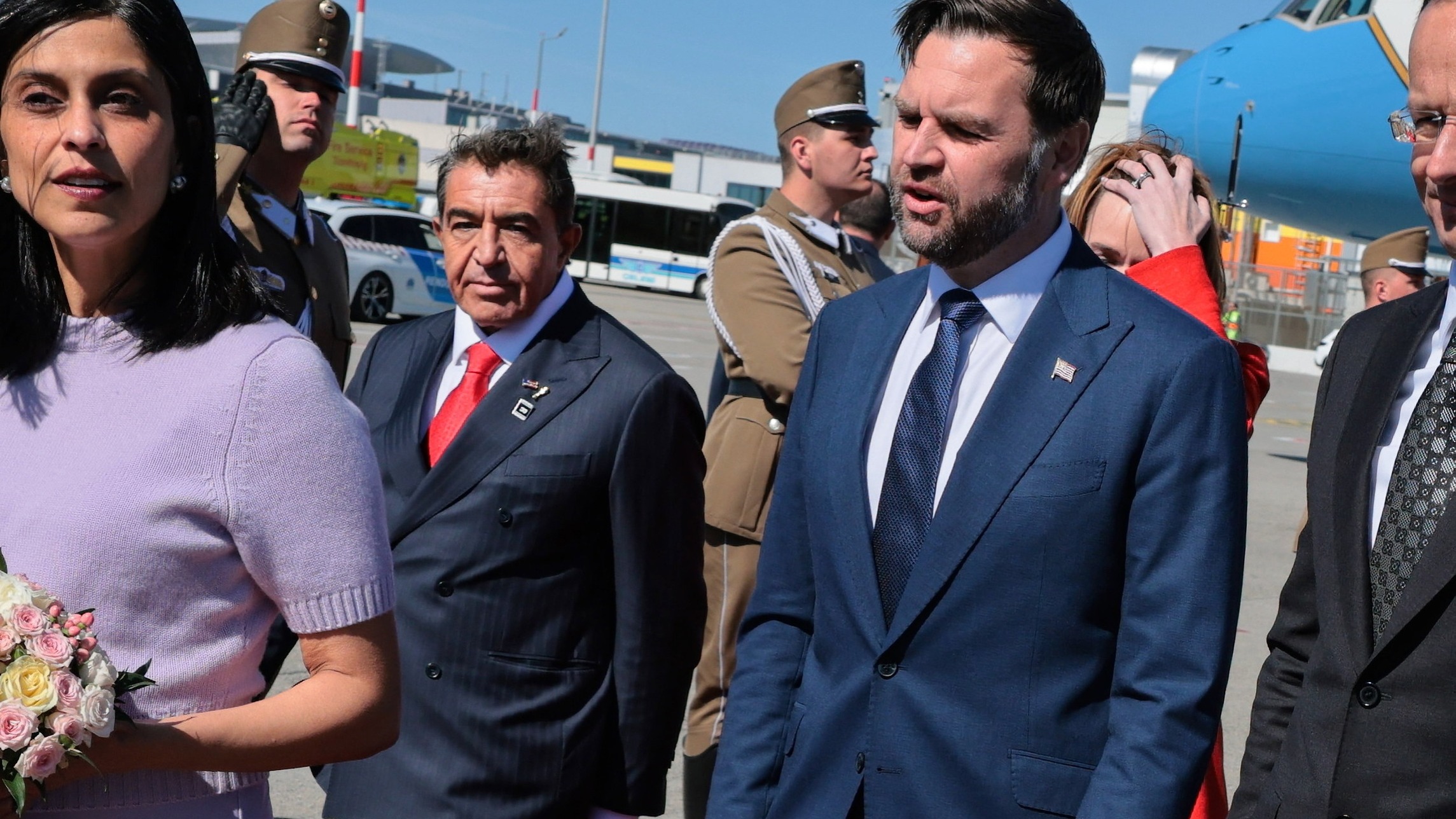 d1e00ek4ebabms.cloudfront.net image