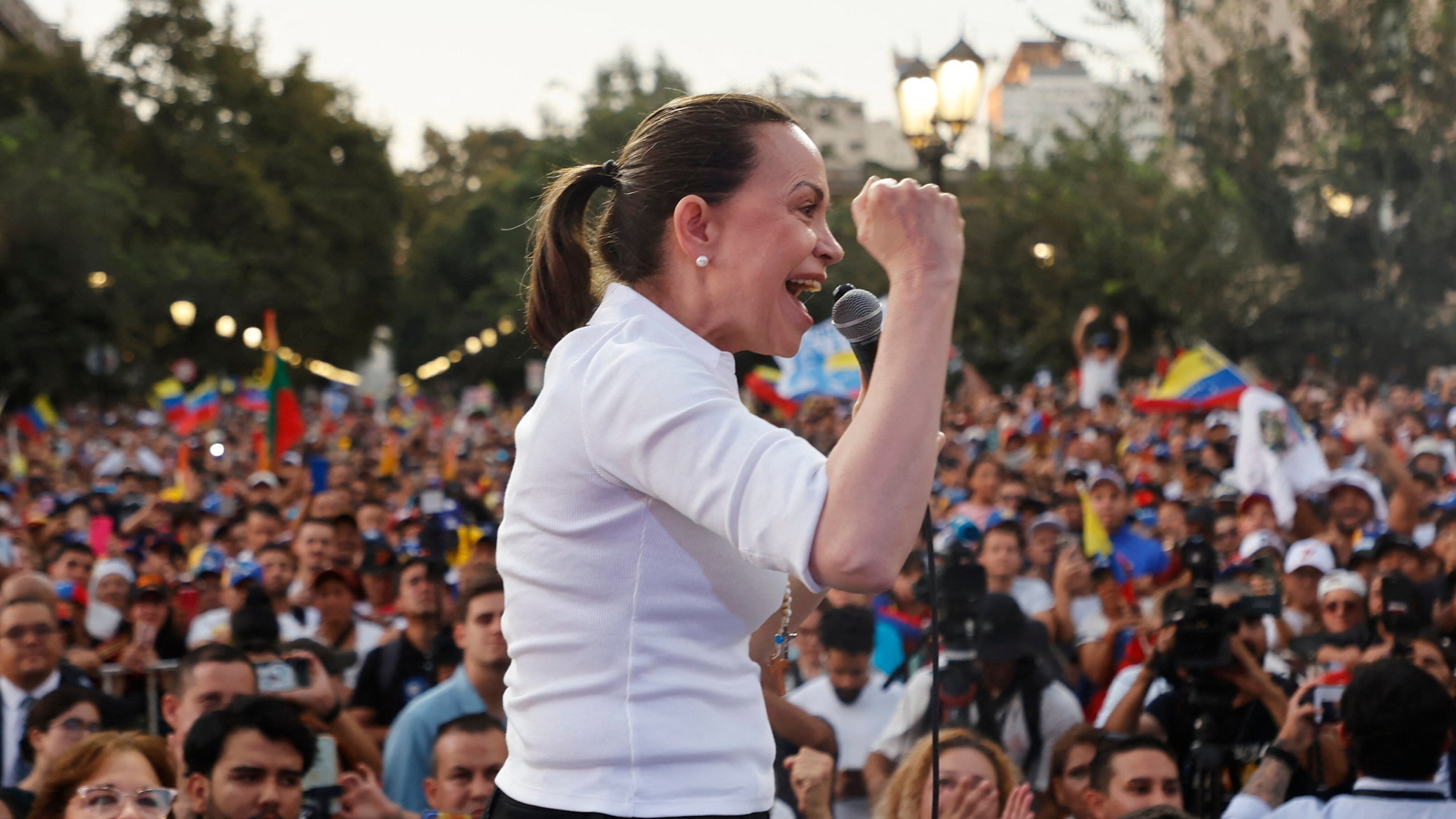 d1e00ek4ebabms.cloudfront.net image