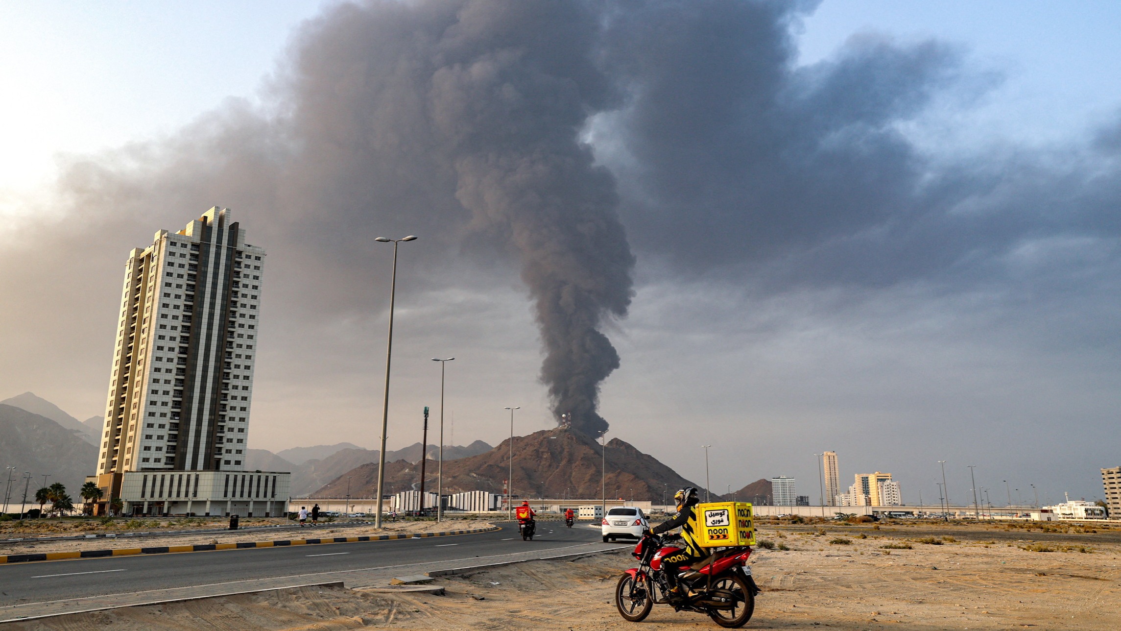 d1e00ek4ebabms.cloudfront.net image