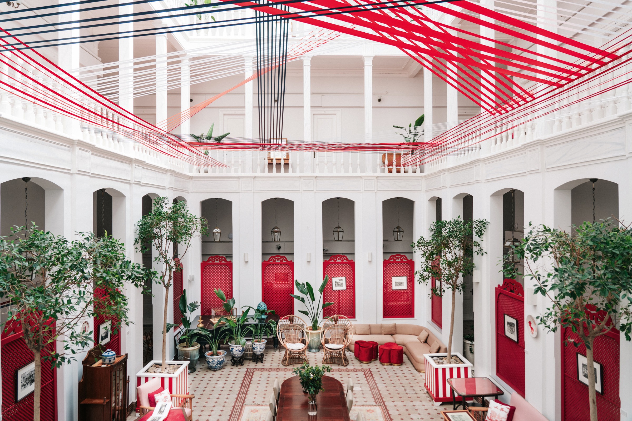 Prinkipo Mon Amour: Büyükada Splendid Palace Hotel Atrium Kürasyonu (© Marco Argüello / Financial Times) ve Annette Louise Solakoğlu Prinkipo Serisi