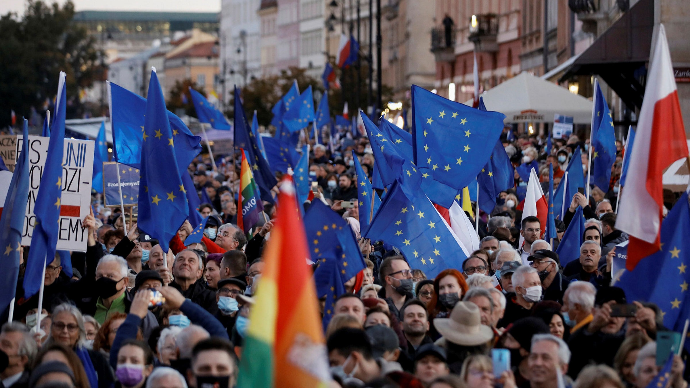 Tens of thousands flock to pro-EU demonstrations in Polish cities | Financial Times