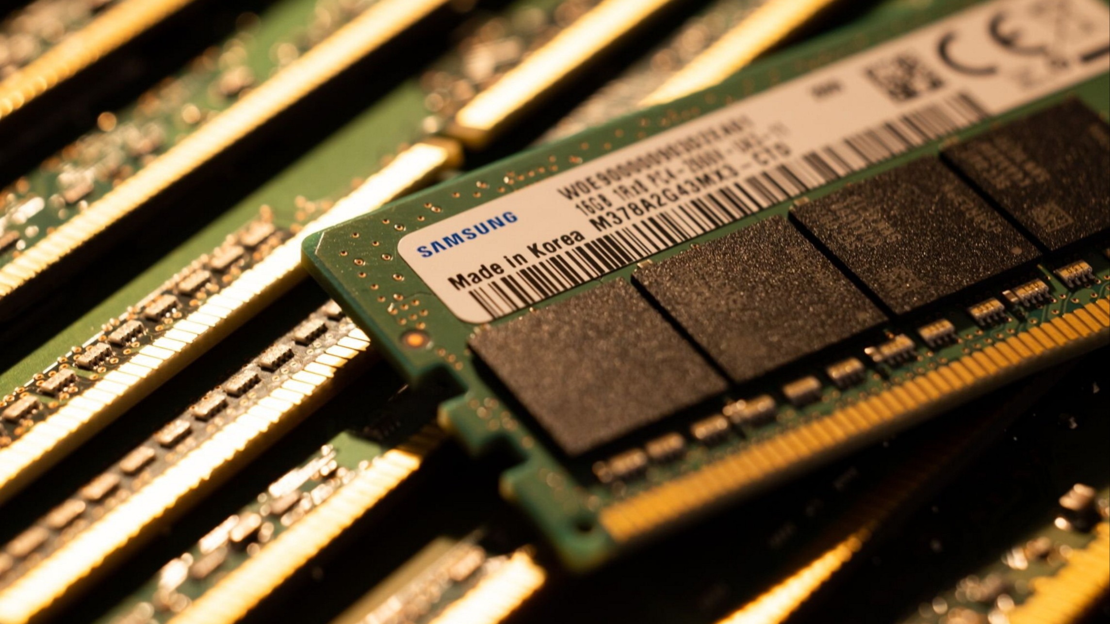 Samsung cut memory chip output to tackle global glut as tumble | Financial Times