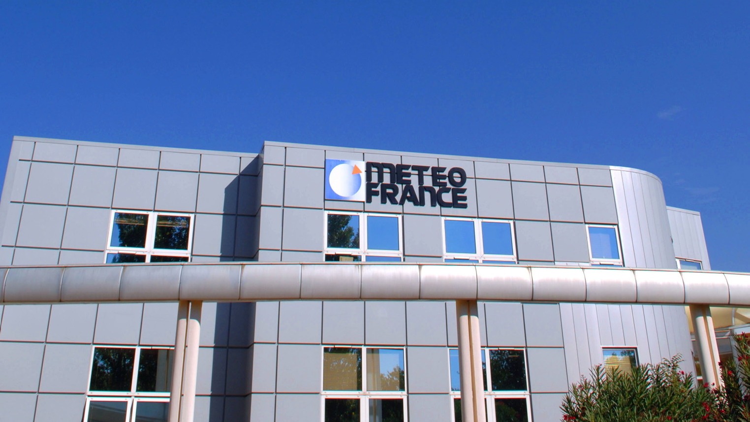 d1e00ek4ebabms.cloudfront.net image