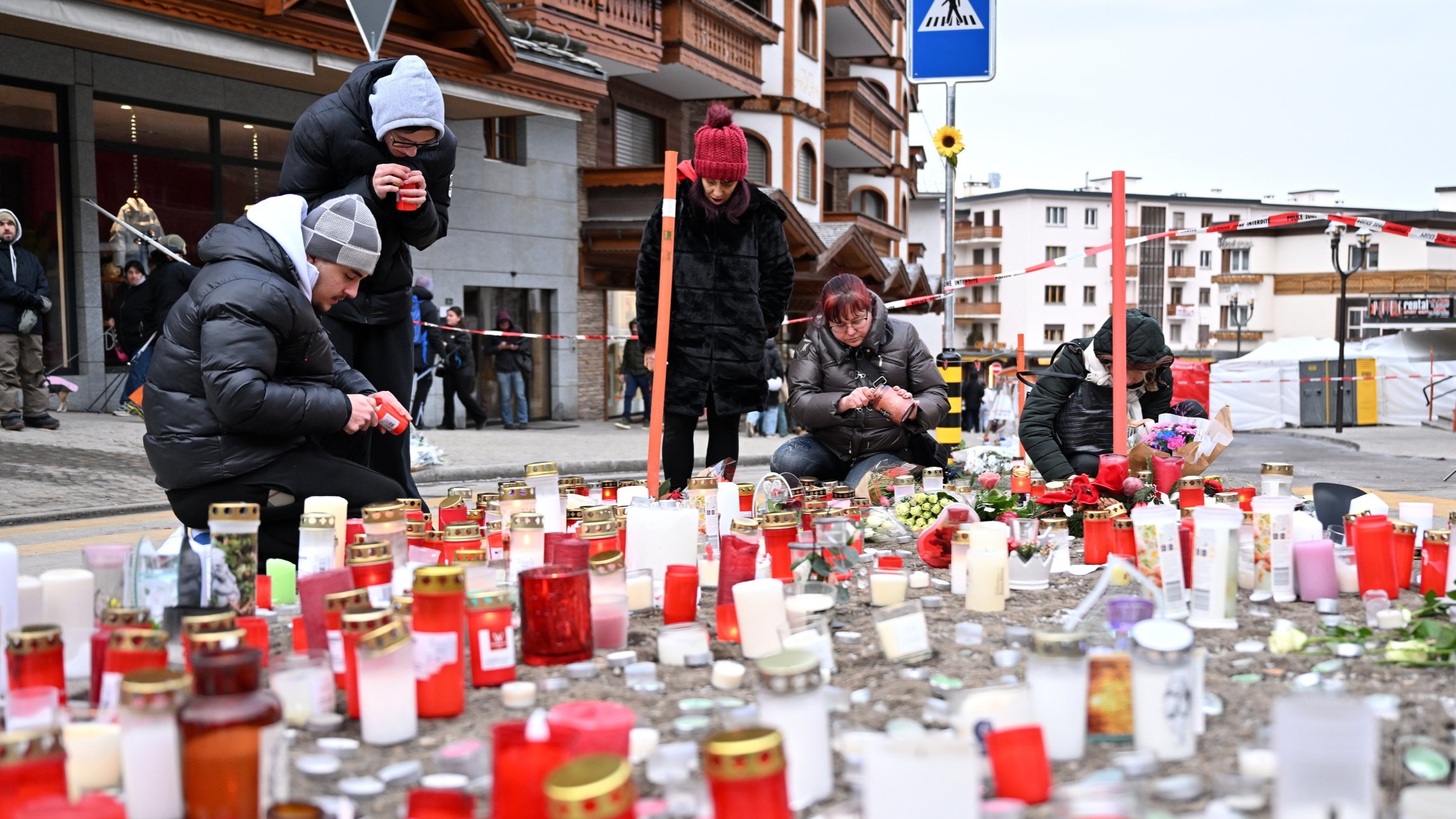 d1e00ek4ebabms.cloudfront.net image