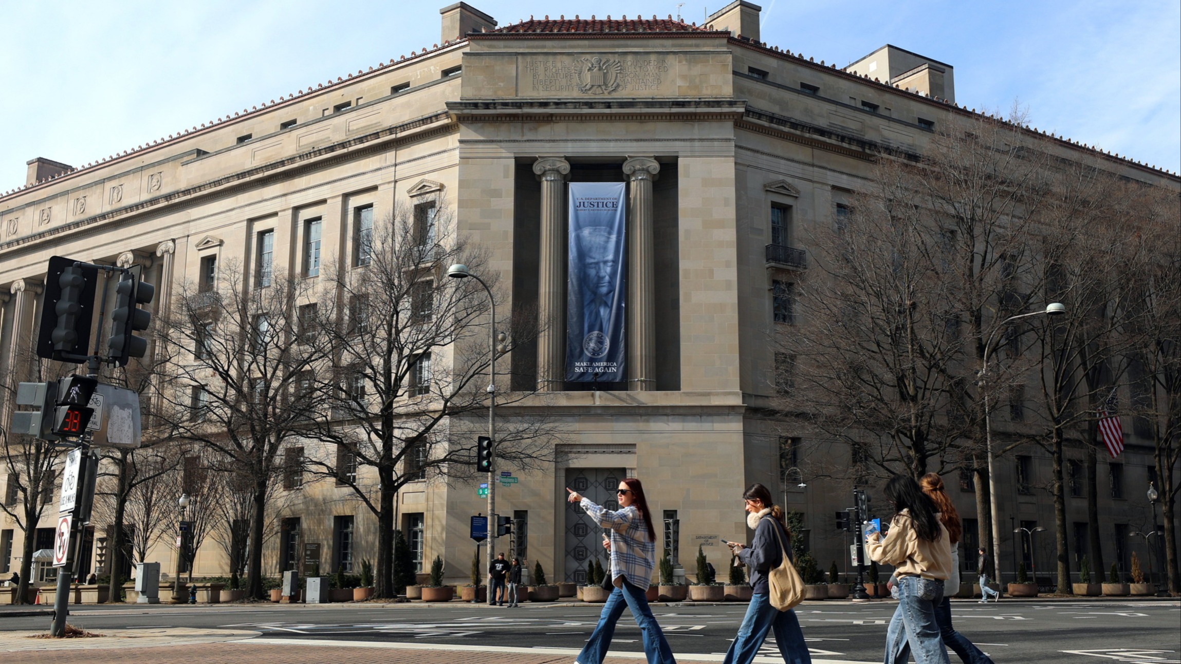 d1e00ek4ebabms.cloudfront.net image