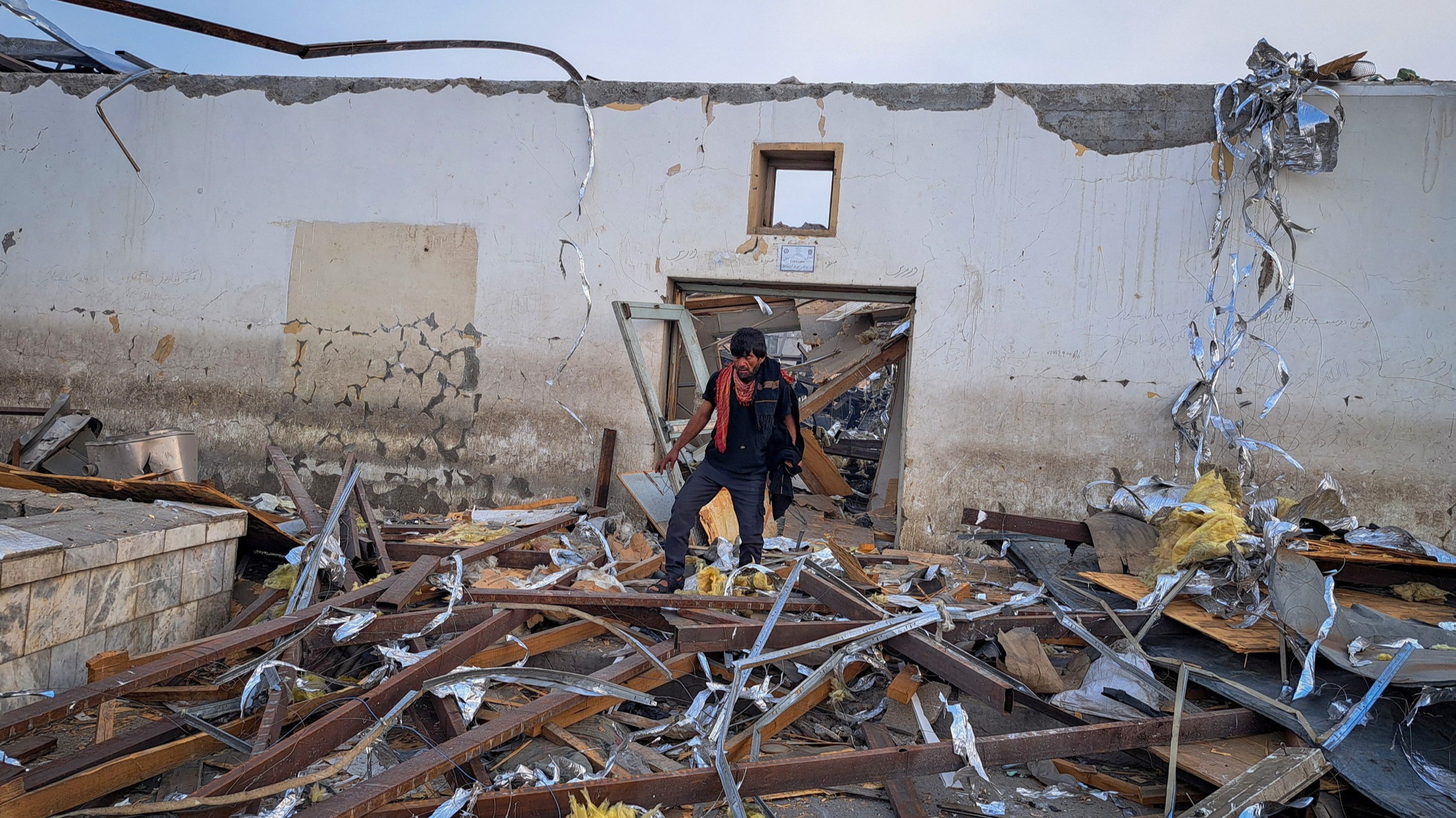 d1e00ek4ebabms.cloudfront.net image