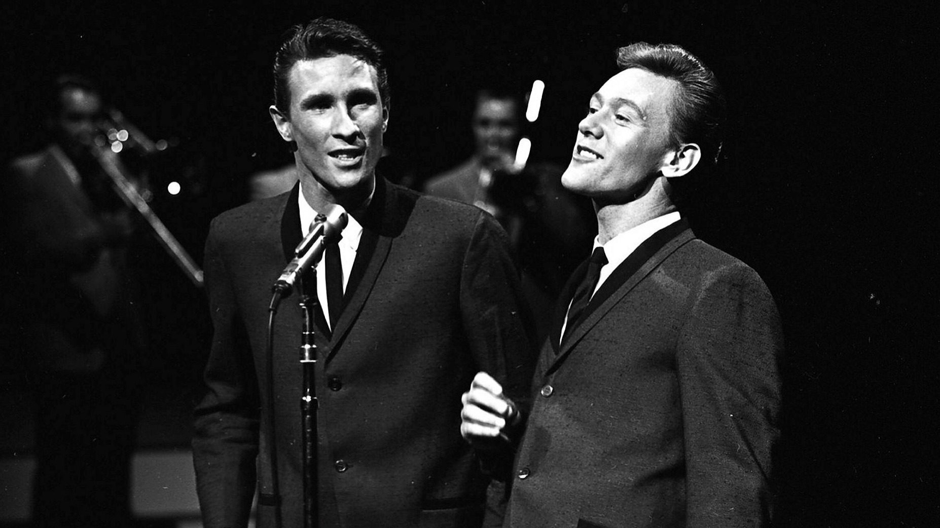 The righteous brothers unchained melody. Группа the Righteous brothers. The Righteous brothers и Элвис Пресли. The Righteous brothers you've Lost that Lovin' Feelin'. The Righteous brothers Unchained.