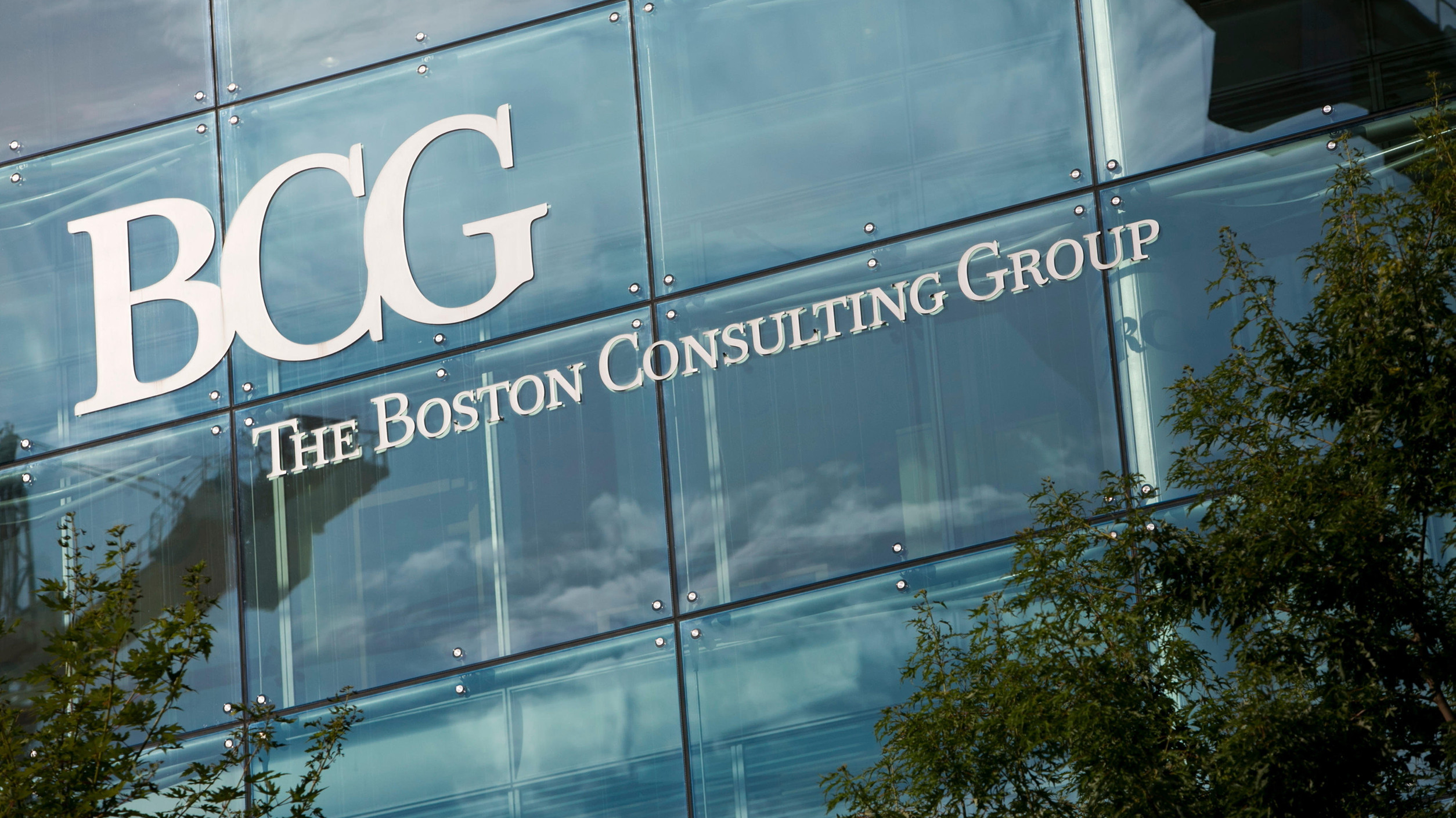 McKinsey, Bain and BCG lift pay as talent war heats up | Financial Times