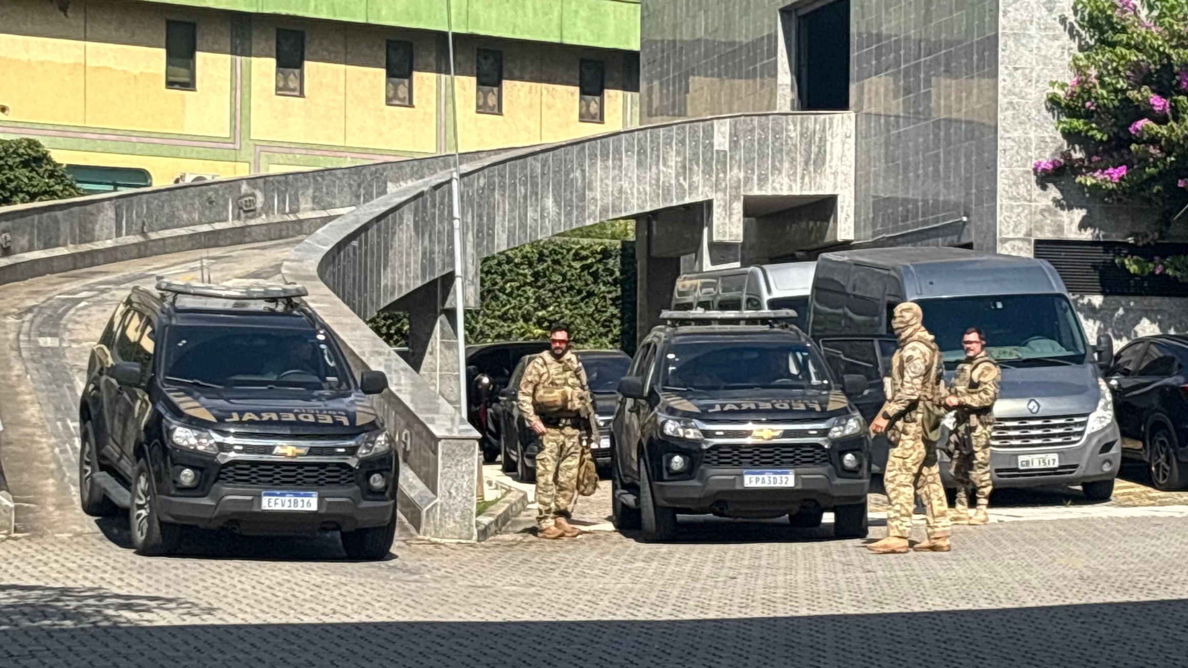 d1e00ek4ebabms.cloudfront.net image