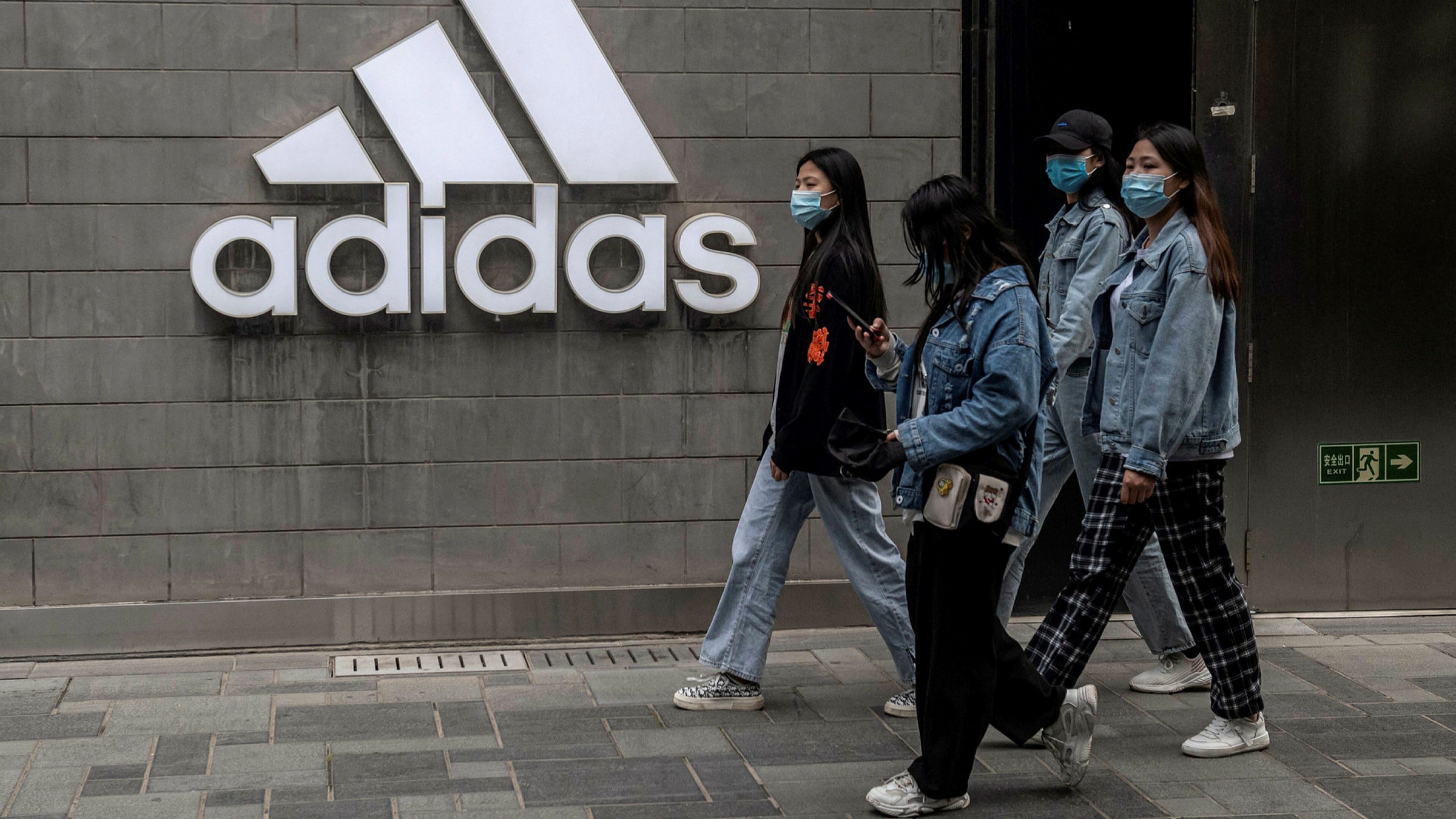 espectro acelerador Distribución Adidas cuts guidance as China lockdowns bite | Financial Times