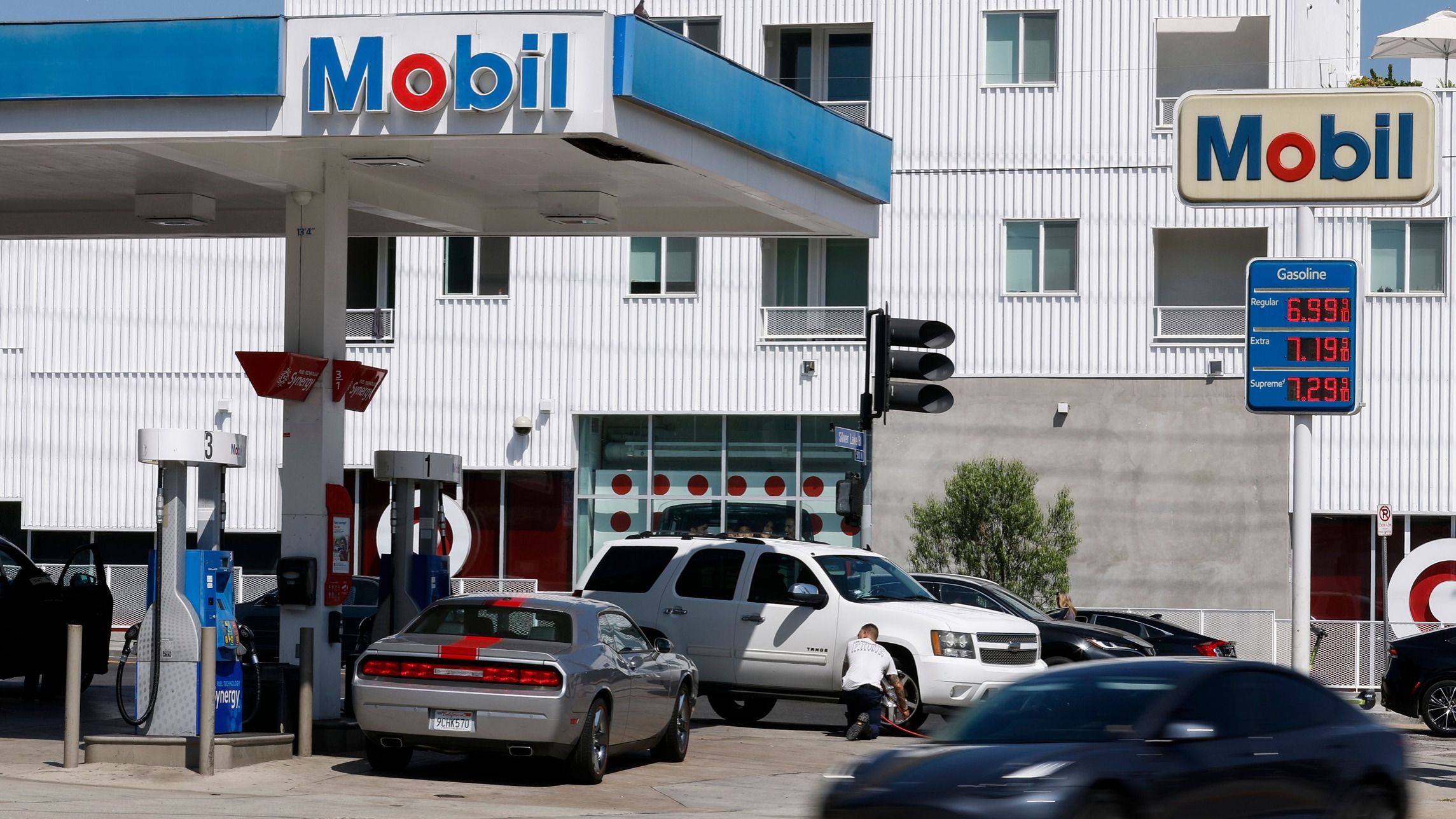 Oil plunges $5 in biggest drop of the year as demand worries hit market