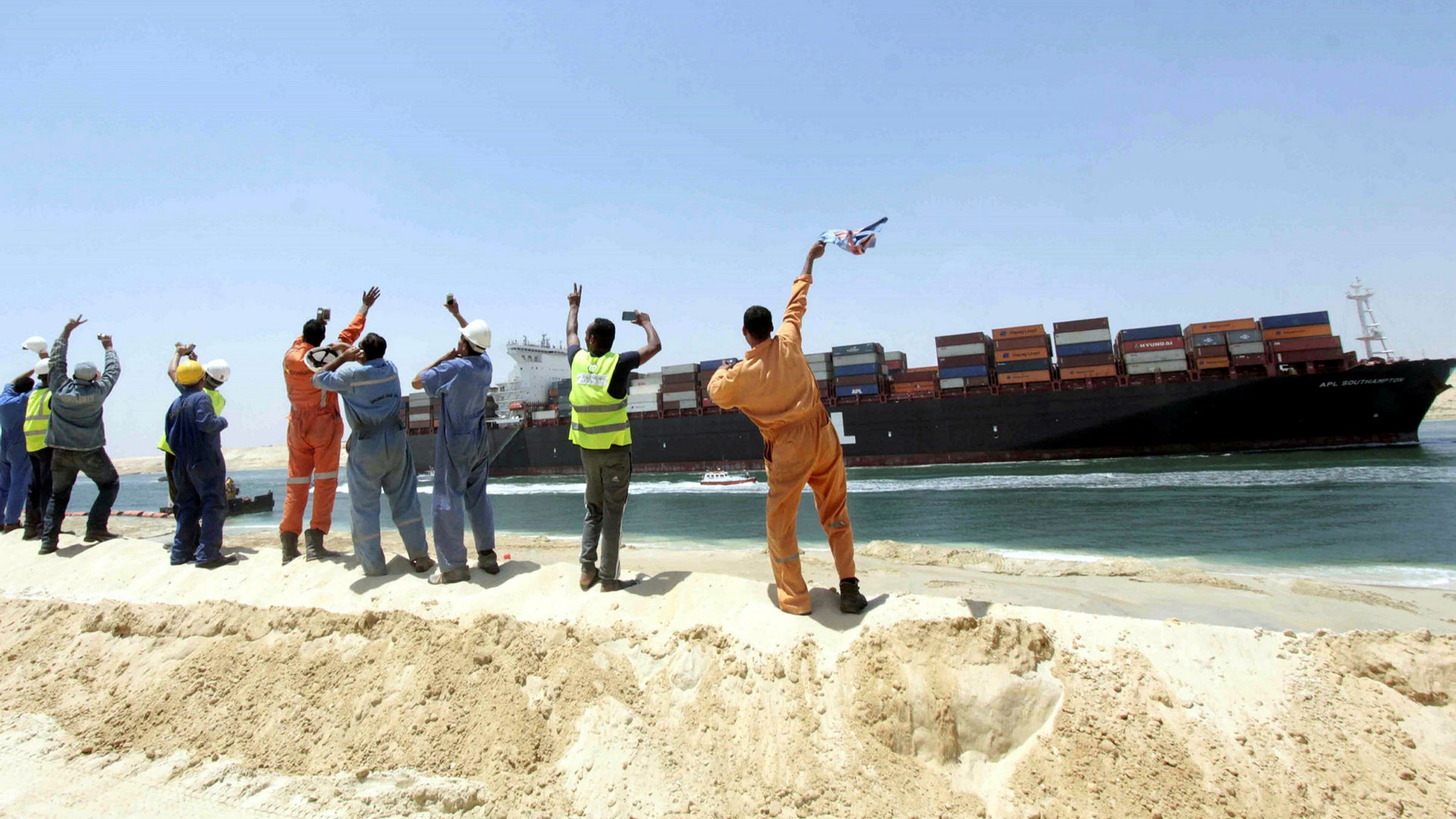 Suez Canal blocked after huge container ship runs aground | Financial Times