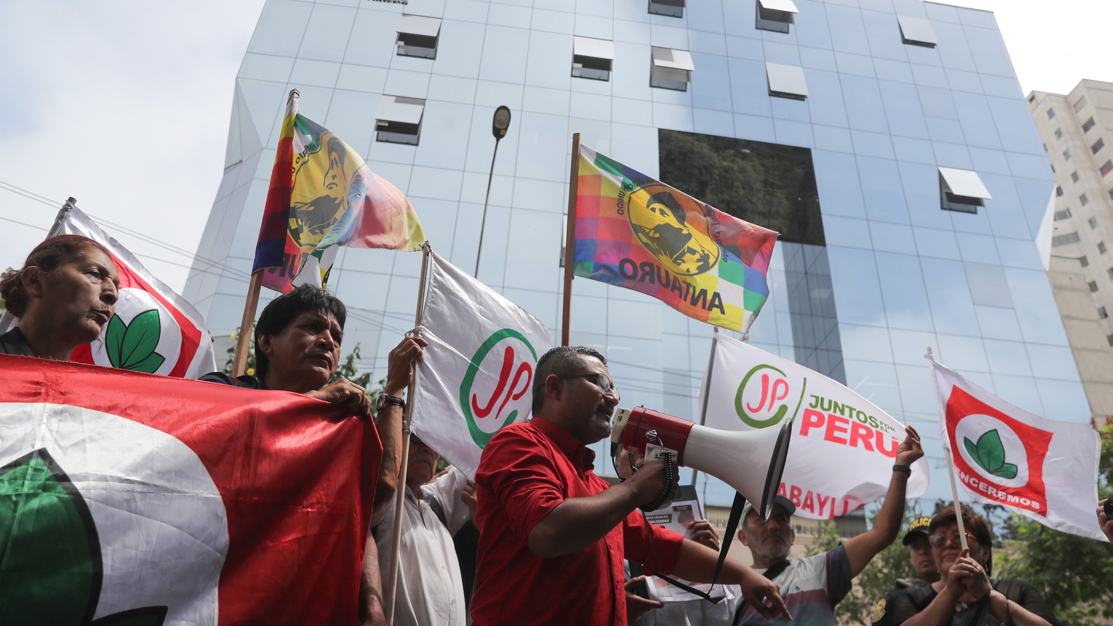 d1e00ek4ebabms.cloudfront.net image