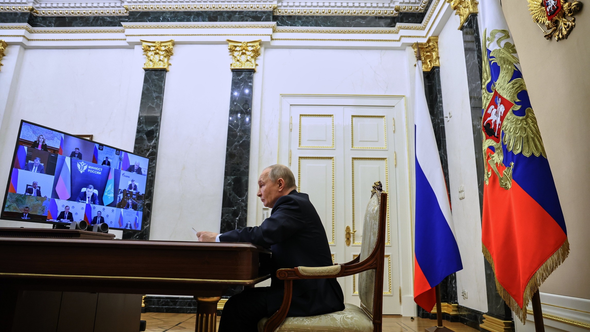 Putin hunkers down for fear of assassination