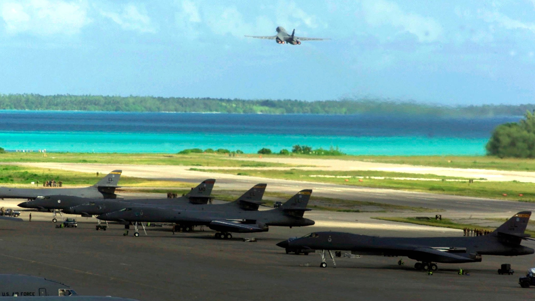 d1e00ek4ebabms.cloudfront.net image