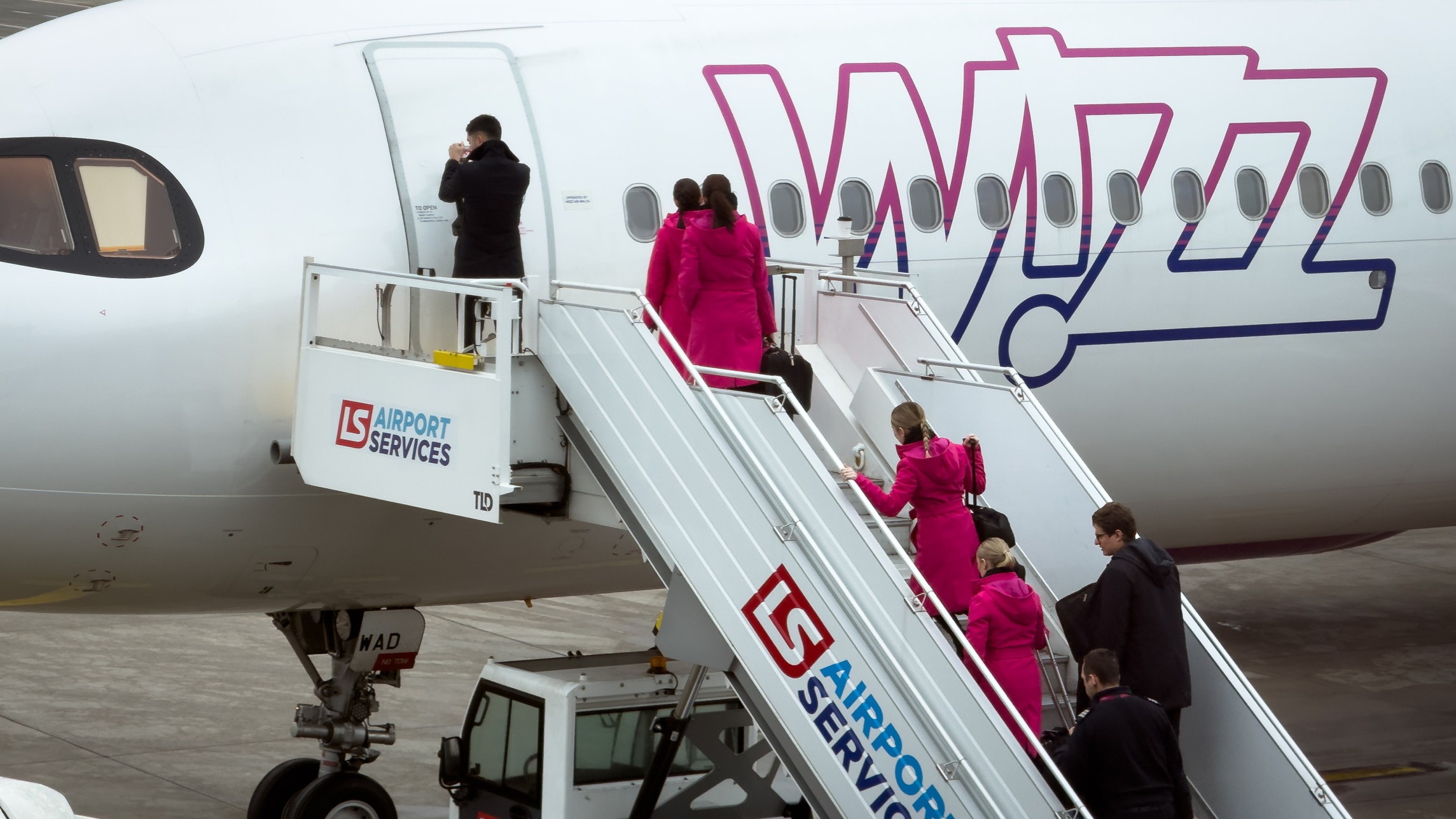 d1e00ek4ebabms.cloudfront.net image