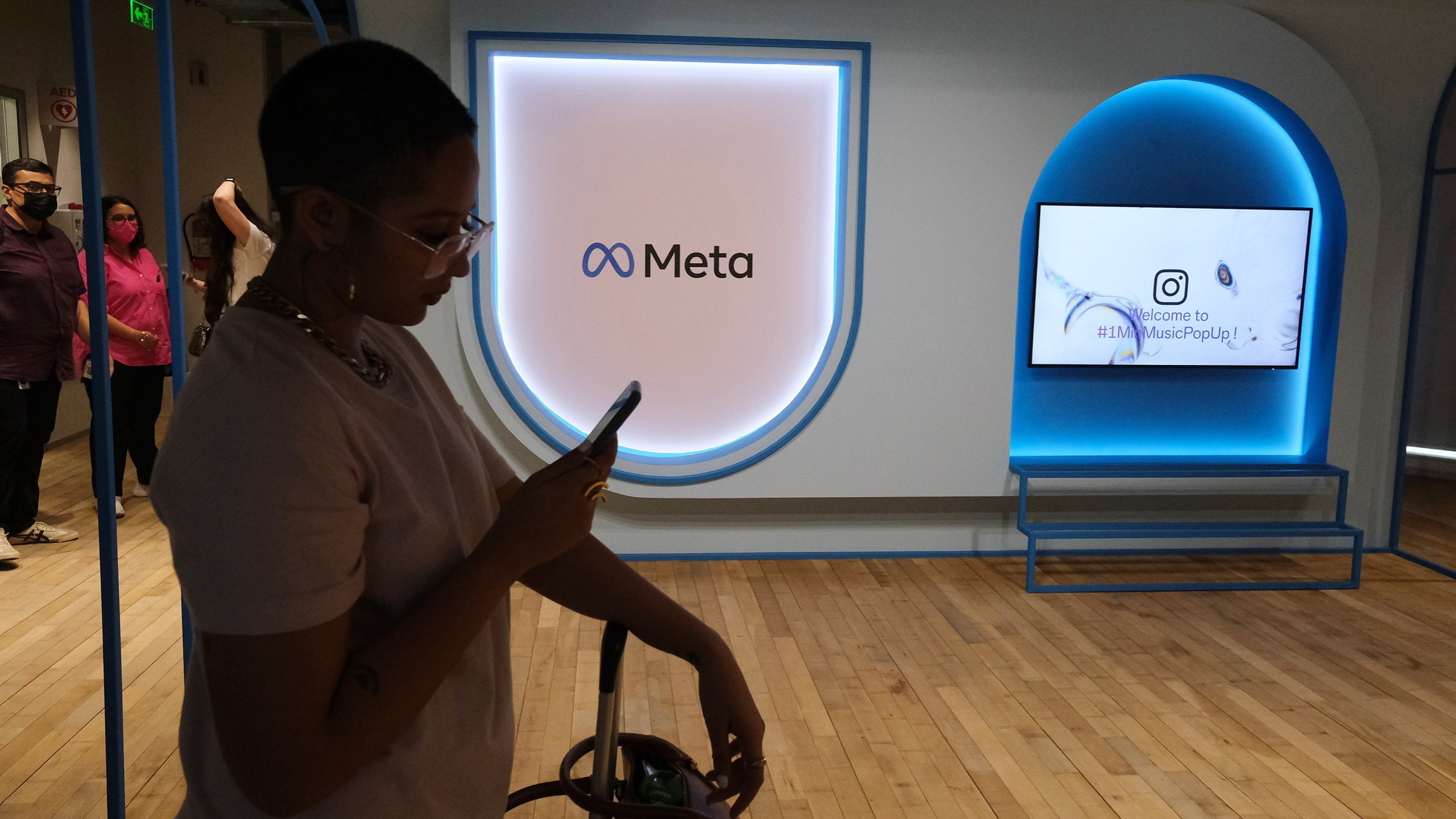 d1e00ek4ebabms.cloudfront.net image