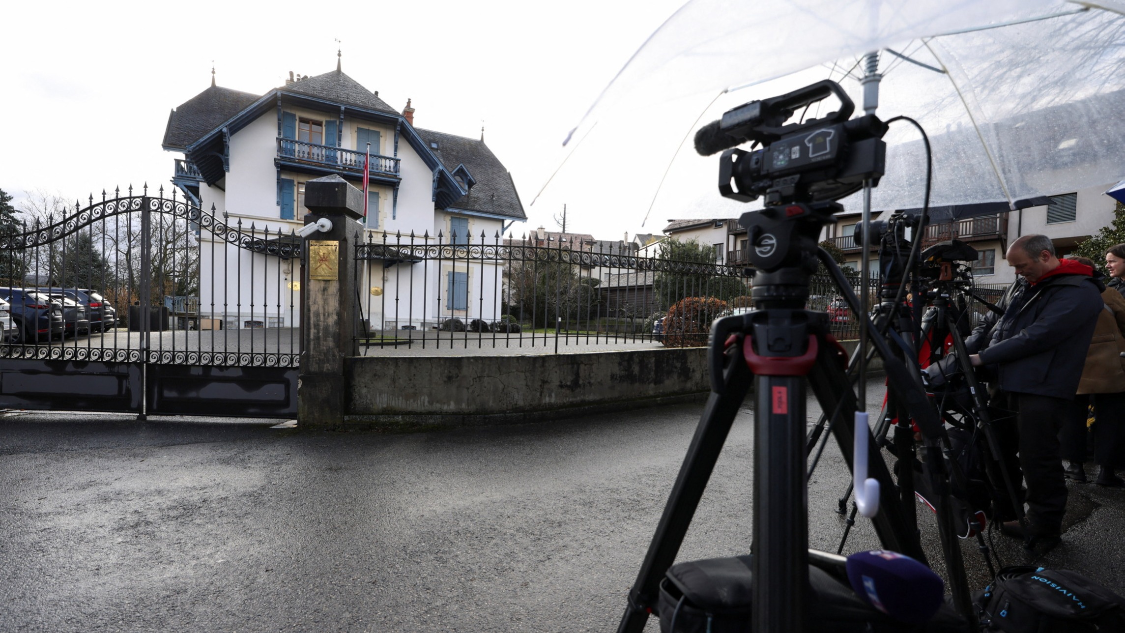 d1e00ek4ebabms.cloudfront.net image