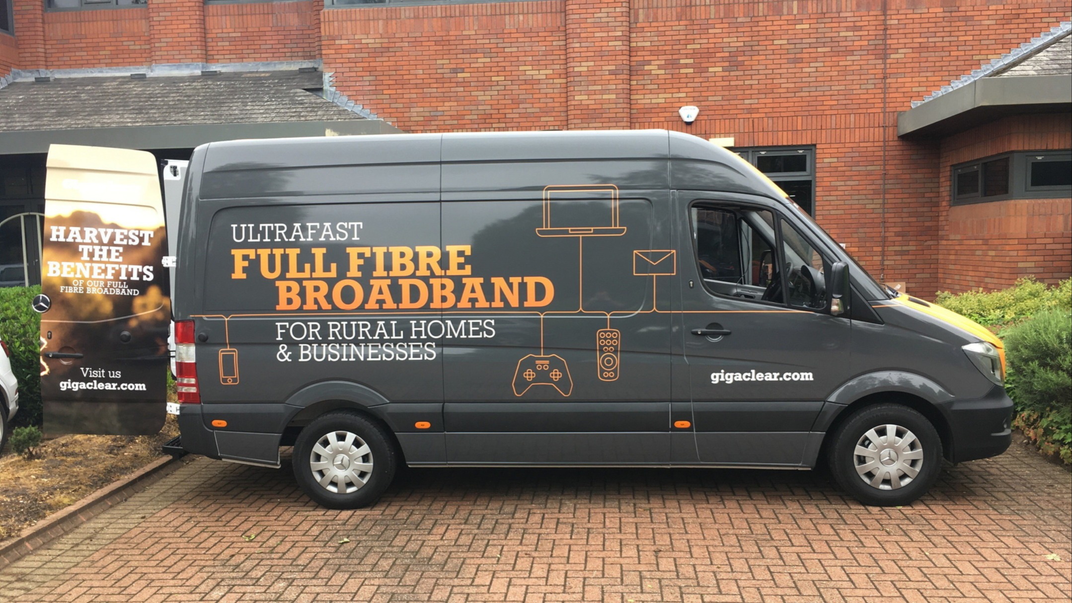 d1e00ek4ebabms.cloudfront.net image