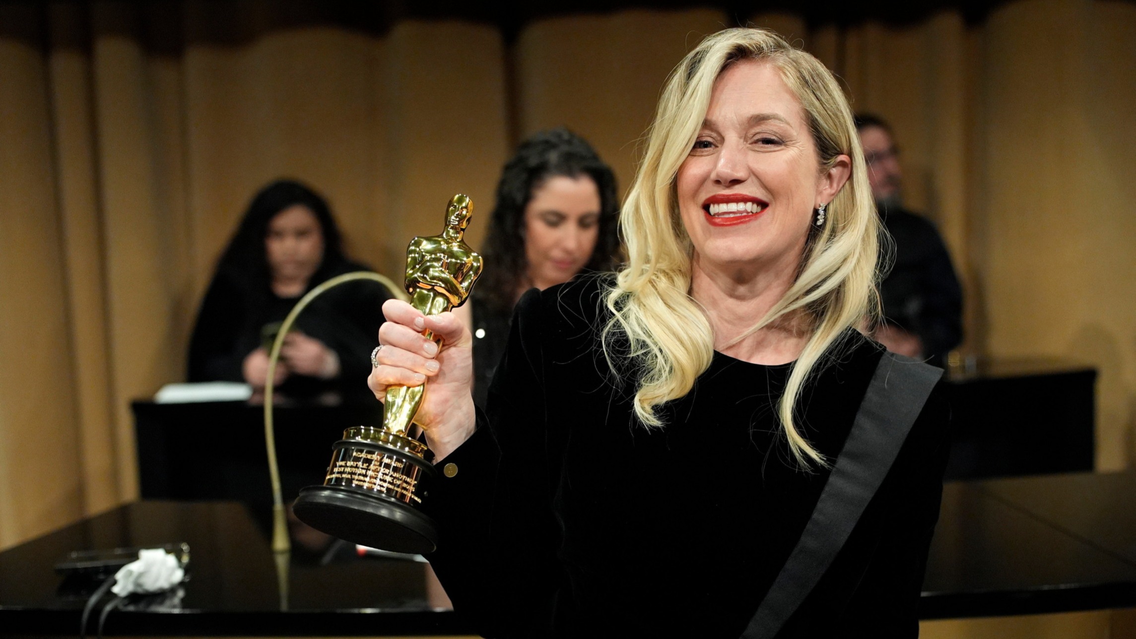 d1e00ek4ebabms.cloudfront.net image