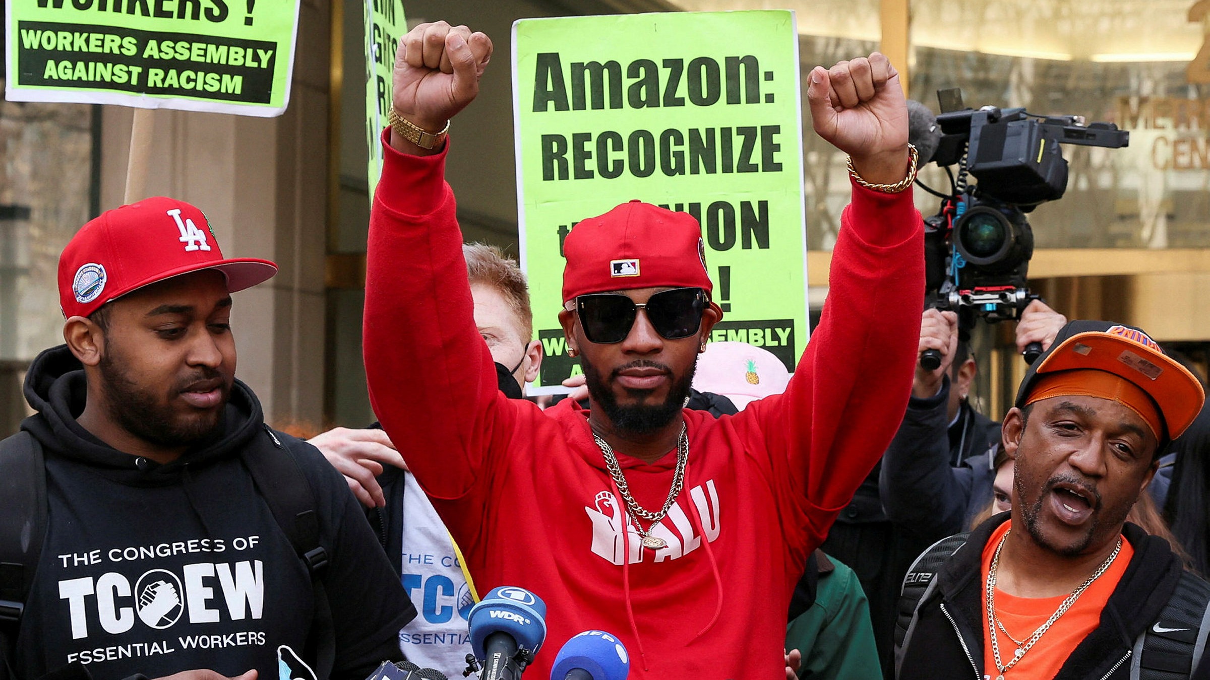 Amazon workers in Staten Island vote to form first US union | Financial Times