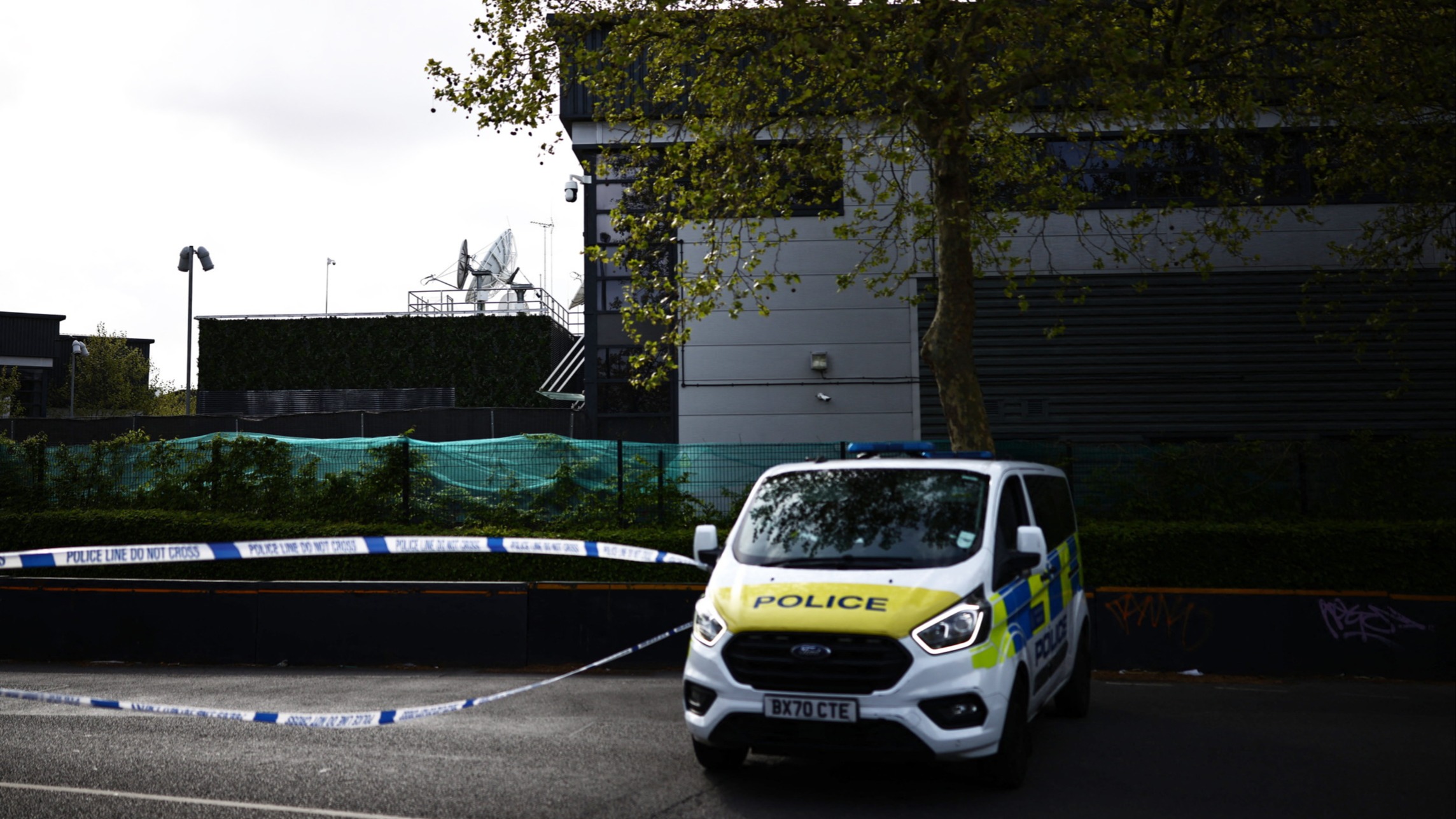 d1e00ek4ebabms.cloudfront.net image