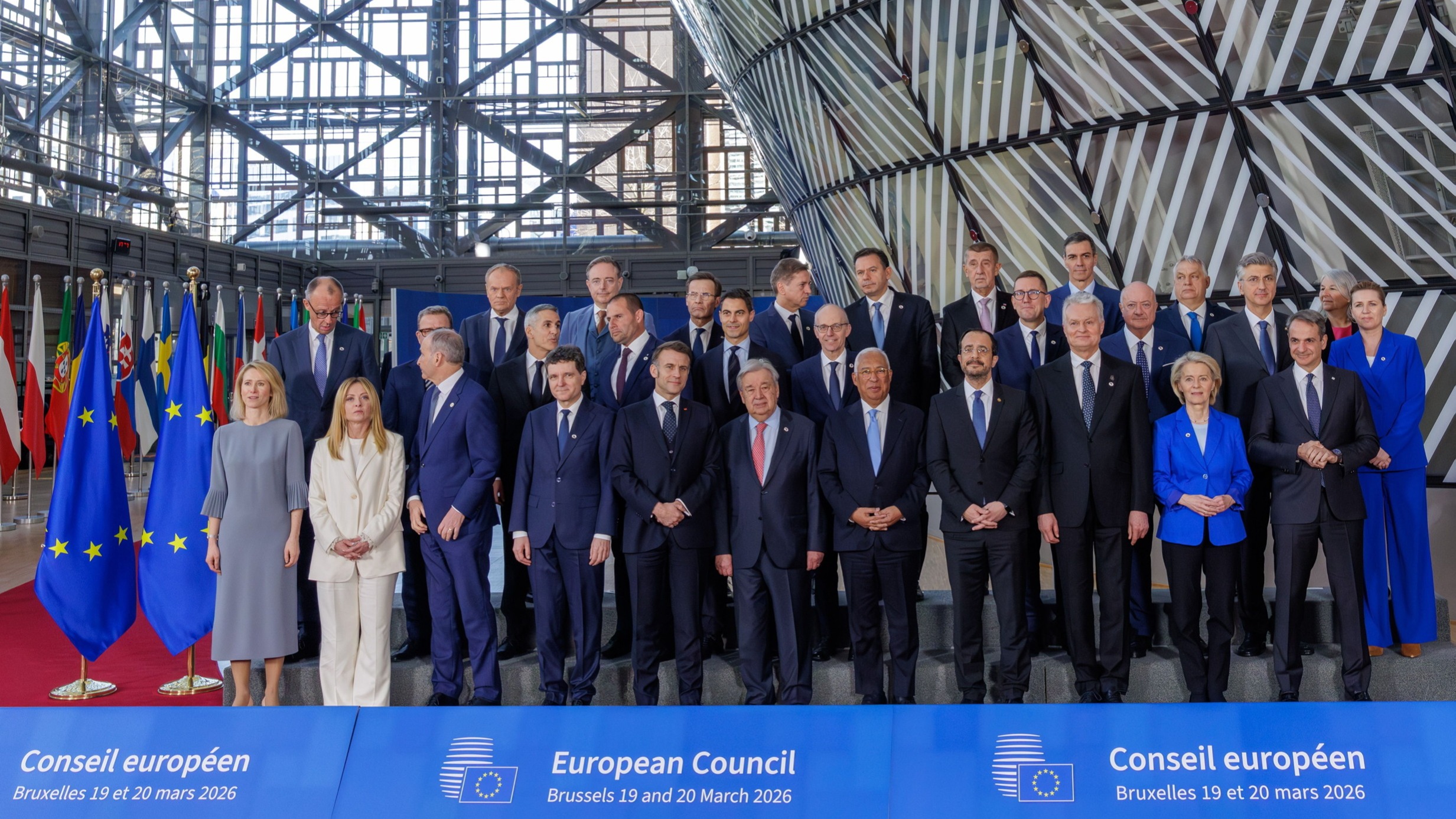 d1e00ek4ebabms.cloudfront.net image