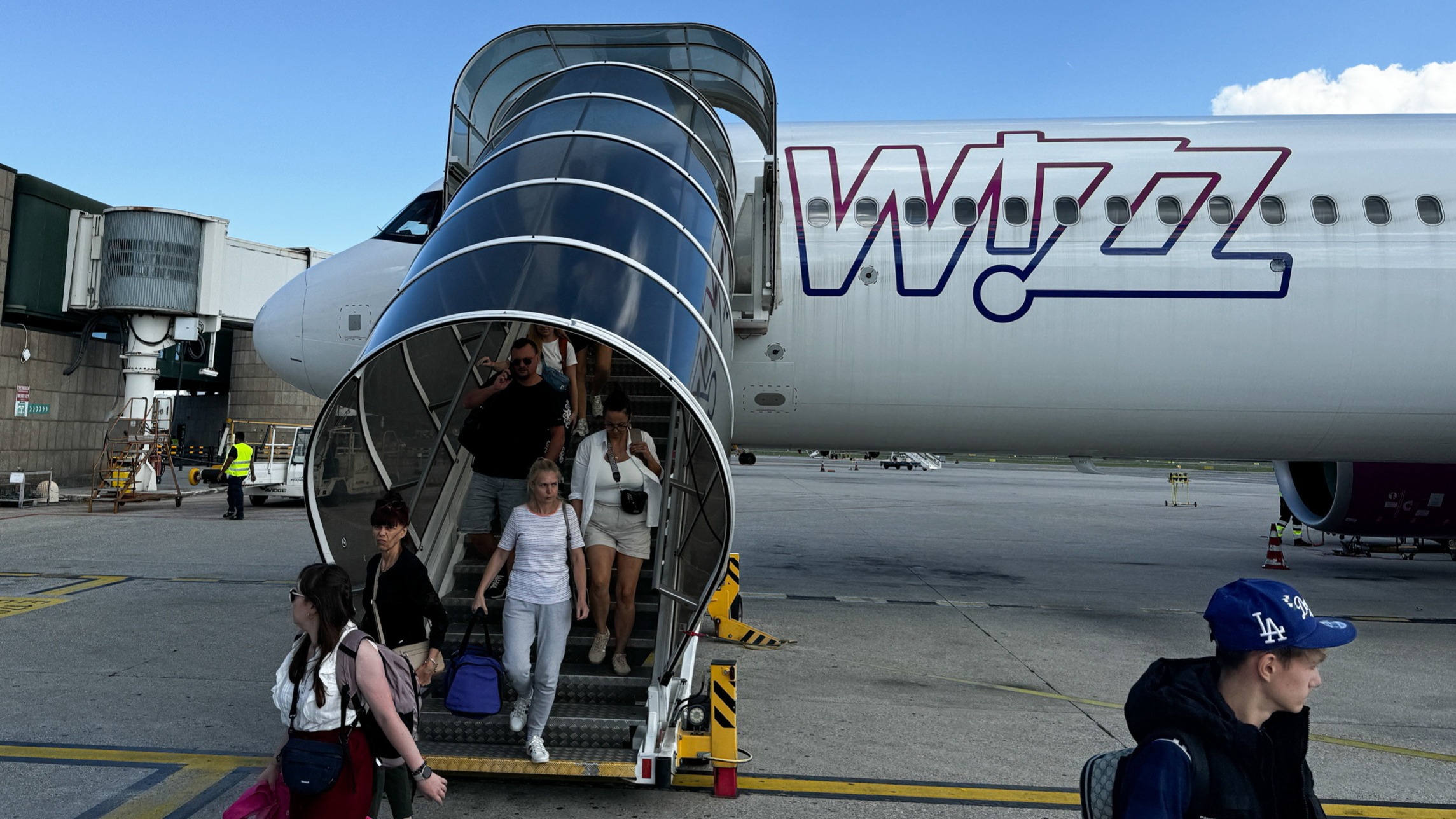 d1e00ek4ebabms.cloudfront.net image